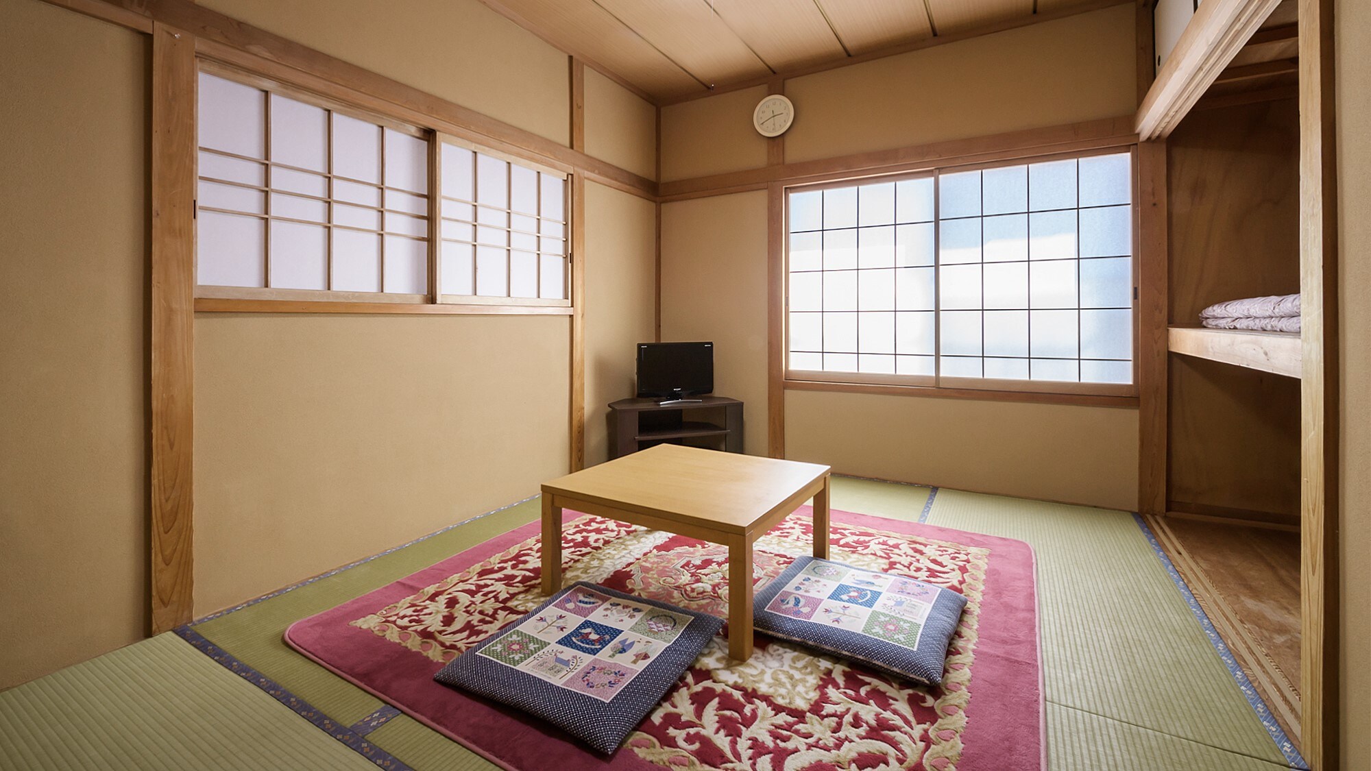 ・ A Japanese-style room in the main building where you can relax like your parents' house. There are multiple room types.
