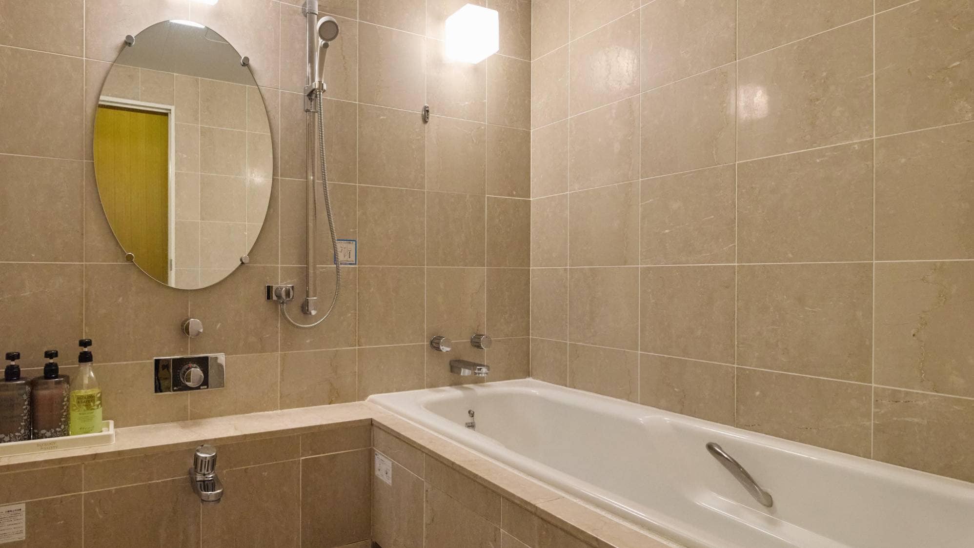 ・[Sunny Western-style room, non-smoking] You can relieve your daily fatigue in a clean bath.