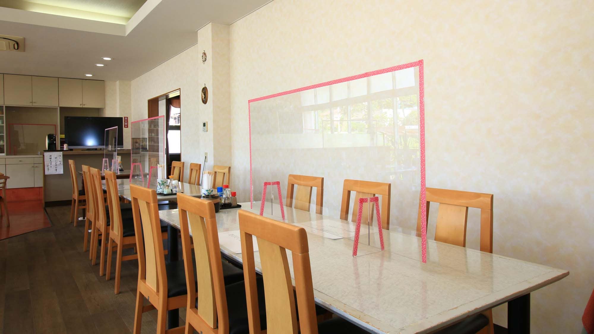 Partitions have been installed in the cafeteria to prevent infection.