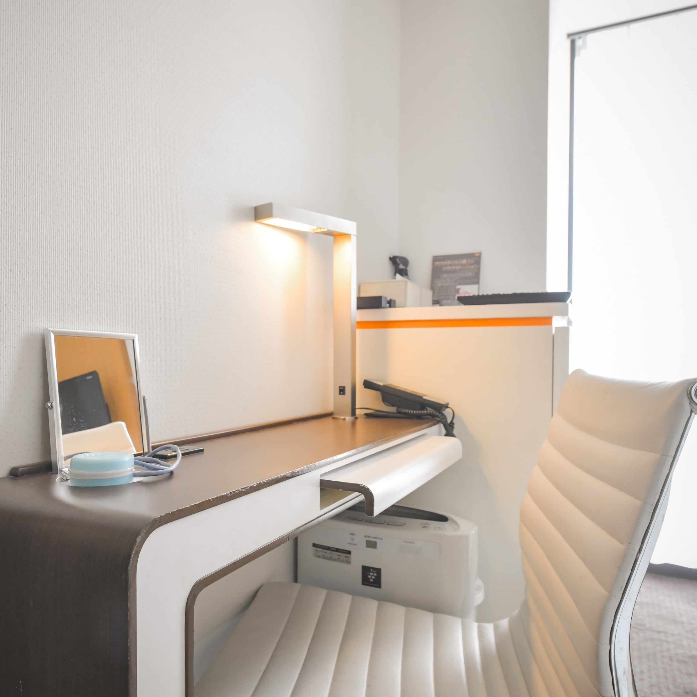 Lantai standar: Meja dengan lampu berdiri