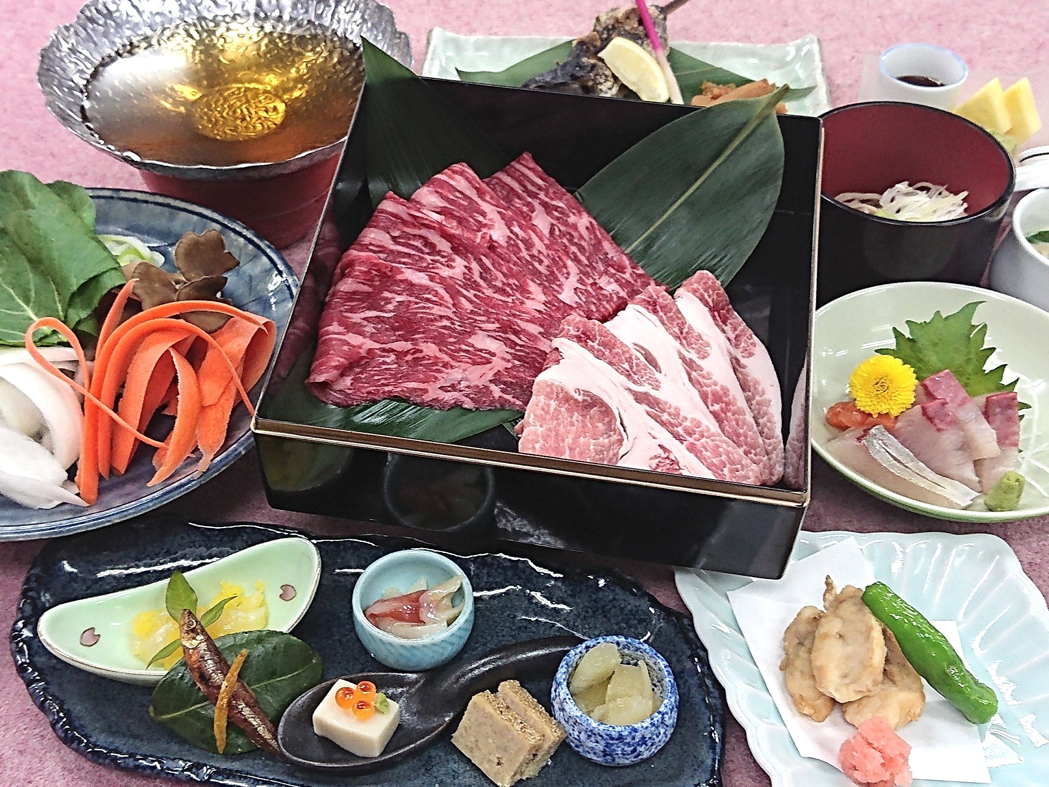Enjoy our specially selected Nagano beef and Omachi black pork shabu-shabu to your heart's content!