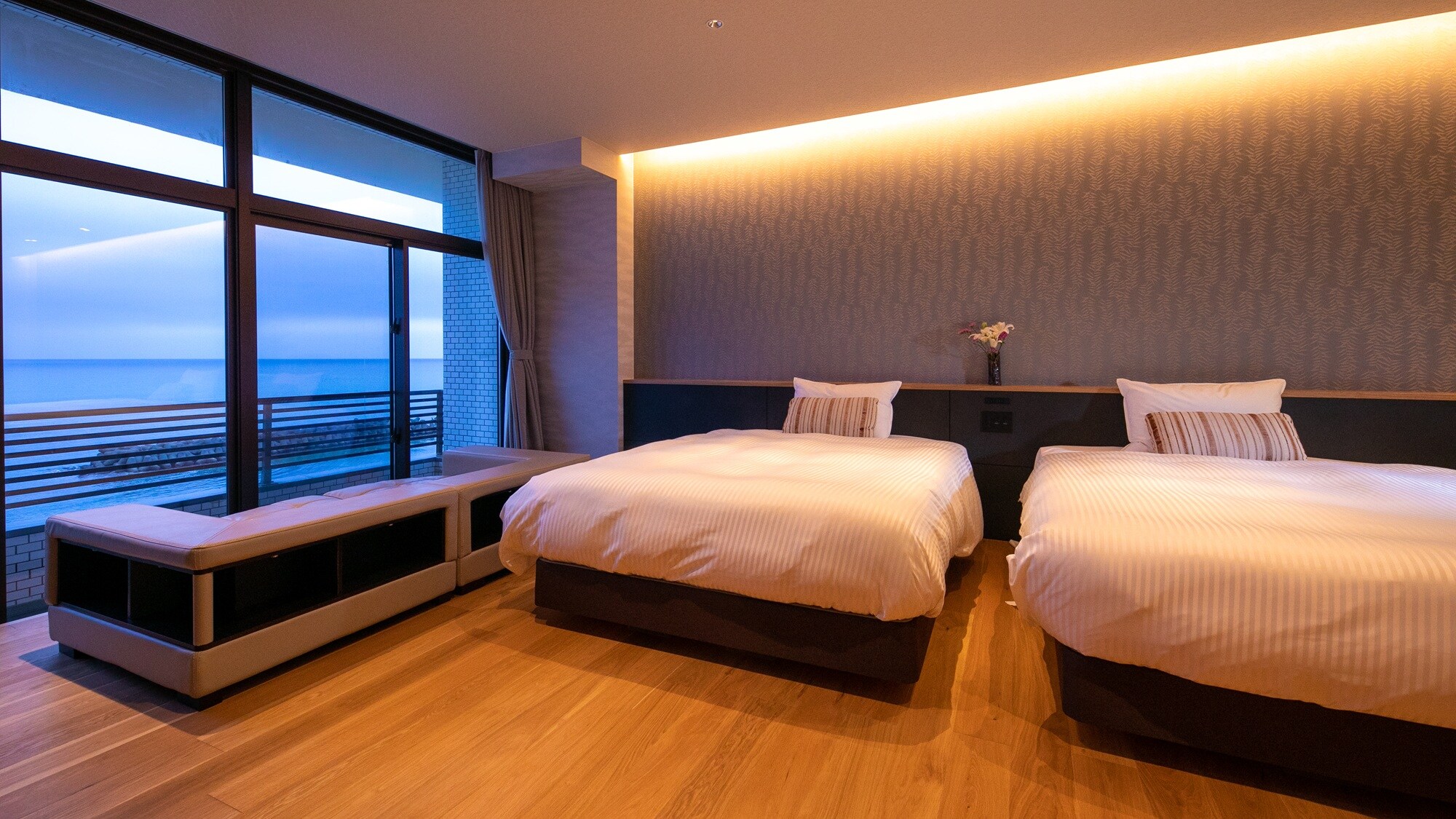 [Pemandangan laut ◆ Kamar Jr. Suite Jepang-Barat] Nikmati kemewahan tidur di tempat tidur sambil merasakan suara ombak.