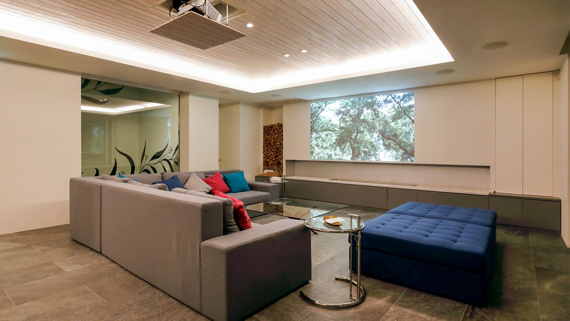 ・ Since there is a projector, you can also have a viewing party on a large screen.