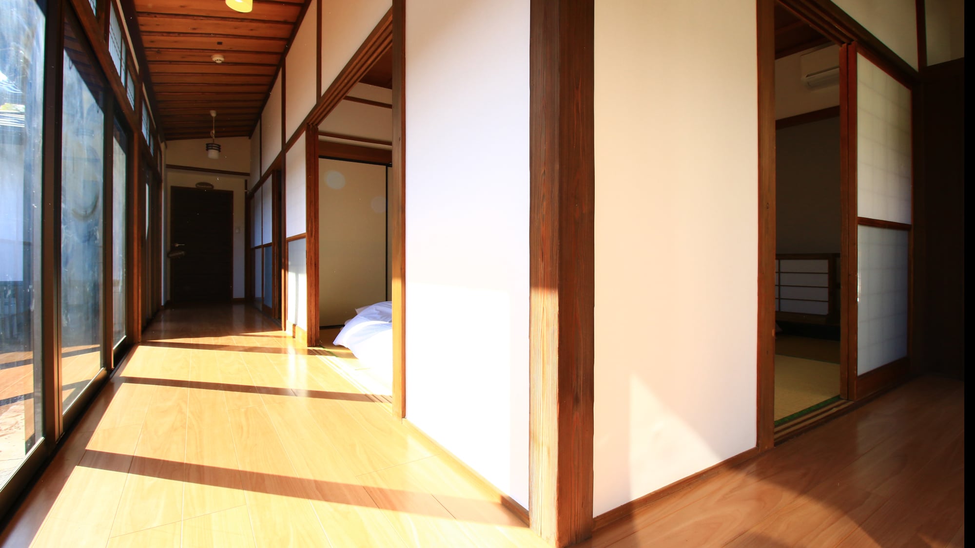 [ห้องพักแบบญี่ปุ่นขนาด 8 เสื่อทาทามิ] เนื่องจากที่นี่เป็นเกสต์เฮาส์ในบ้านญี่ปุ่นเก่า ห้องพักและทางเดินจึงอยู่ติดกัน