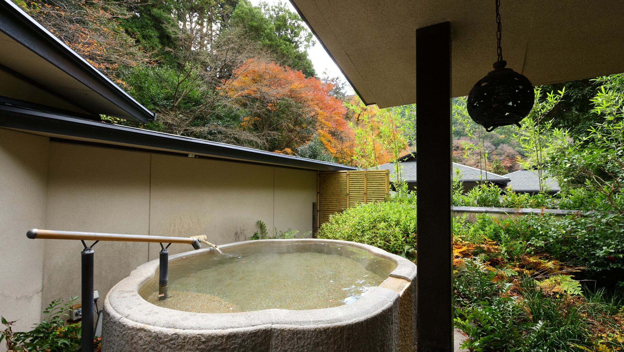 [Open-air bath for men] Enjoy a relaxing bath while admiring the changing colors of the trees.