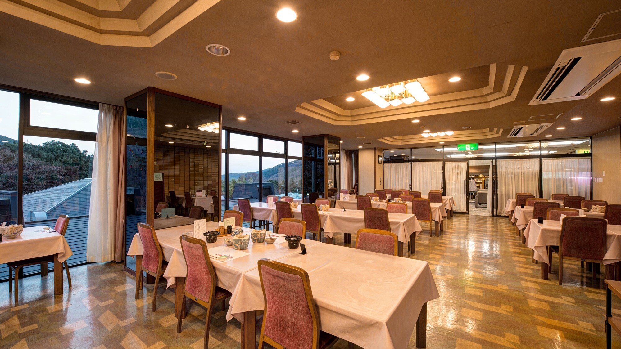 *[飯店內] 一邊欣賞箱根山脈的美景，一邊享用美食。