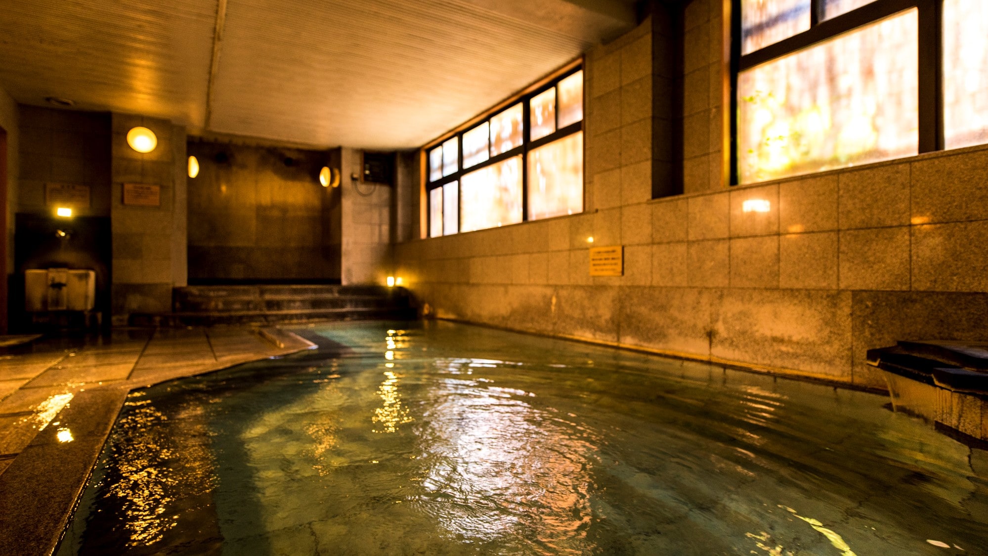 [Komachi-no-Yu] This is a large communal bath that is slightly wider than Yoshimi-no-Yu. Slowly use your shoulders for a relaxing time