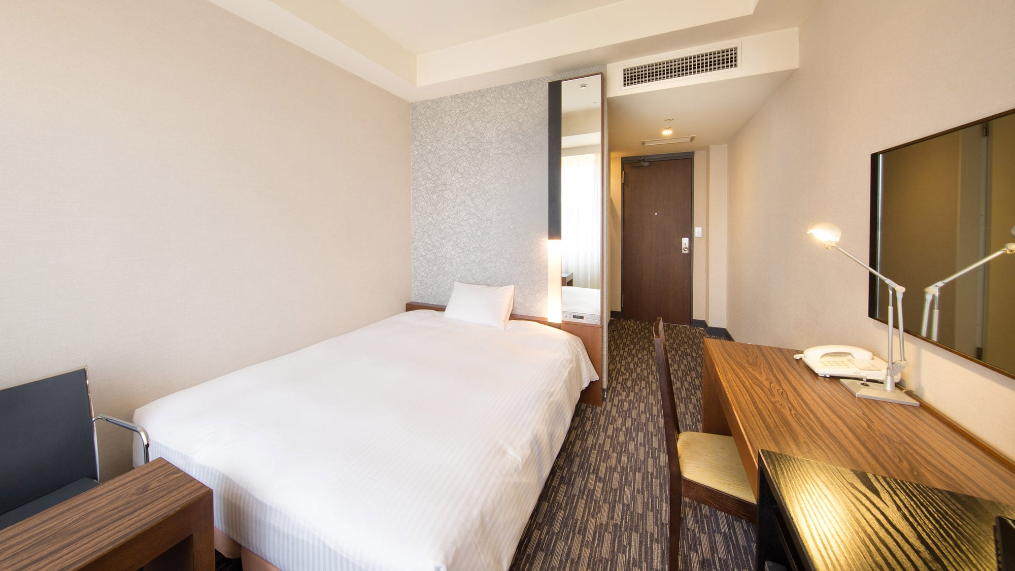 Single room with double bed (18 square meters) [South building] 4th to 8th floors
