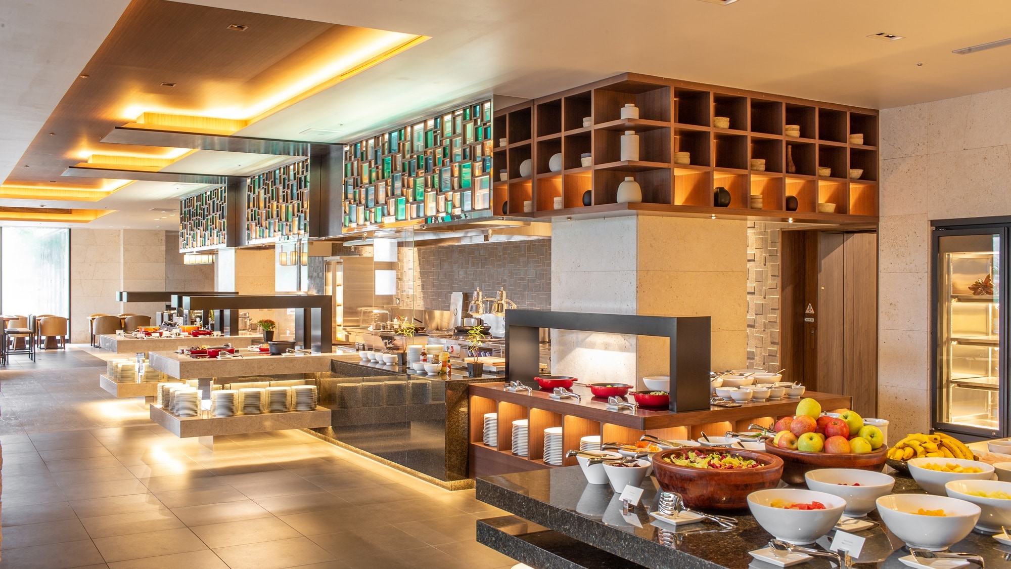 [Breakfast] In the live kitchen, the chef will prepare classic dishes such as Seragaki's signature French toast and omelettes.