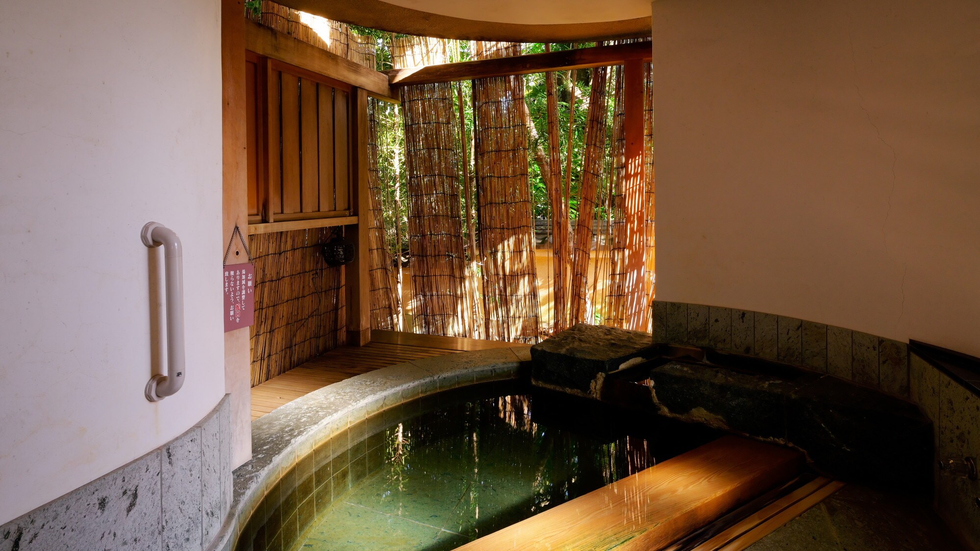 [Kamar Tamu/Aoi] Anda dapat menikmati Atami Onsen sepuasnya di pemandian semi terbuka.