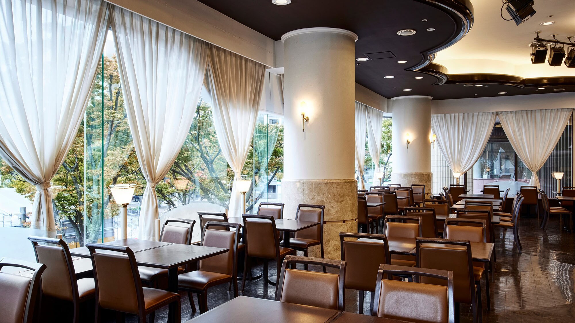<早餐地點> 在陽光明媚的餐廳享用自助式早餐。