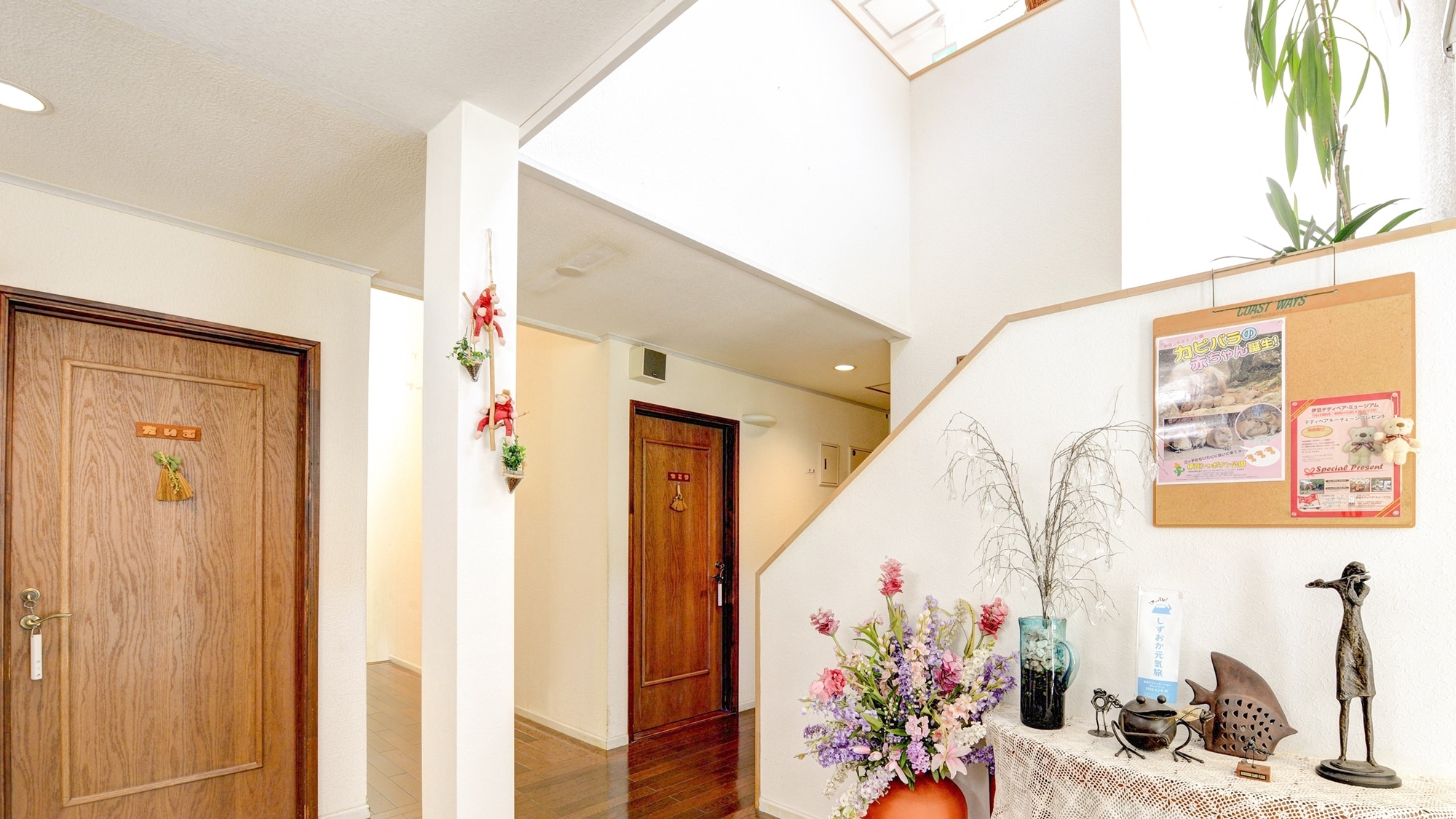 *Interior: The interior is decorated in white and bright light pours in.