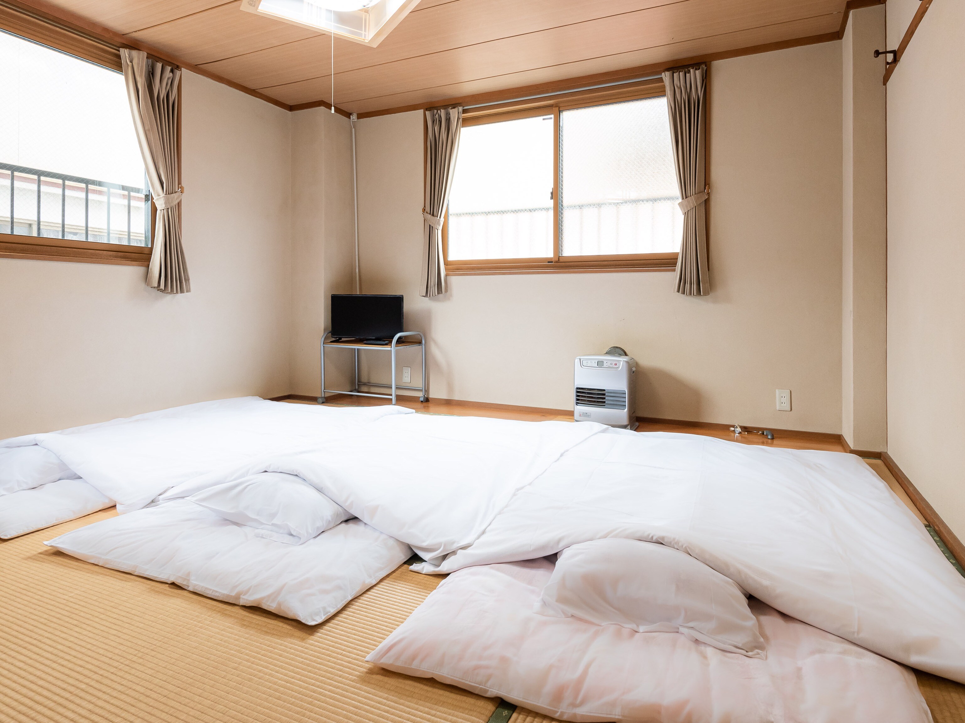 [Smoking] Japanese-style room for four (with bath and toilet)