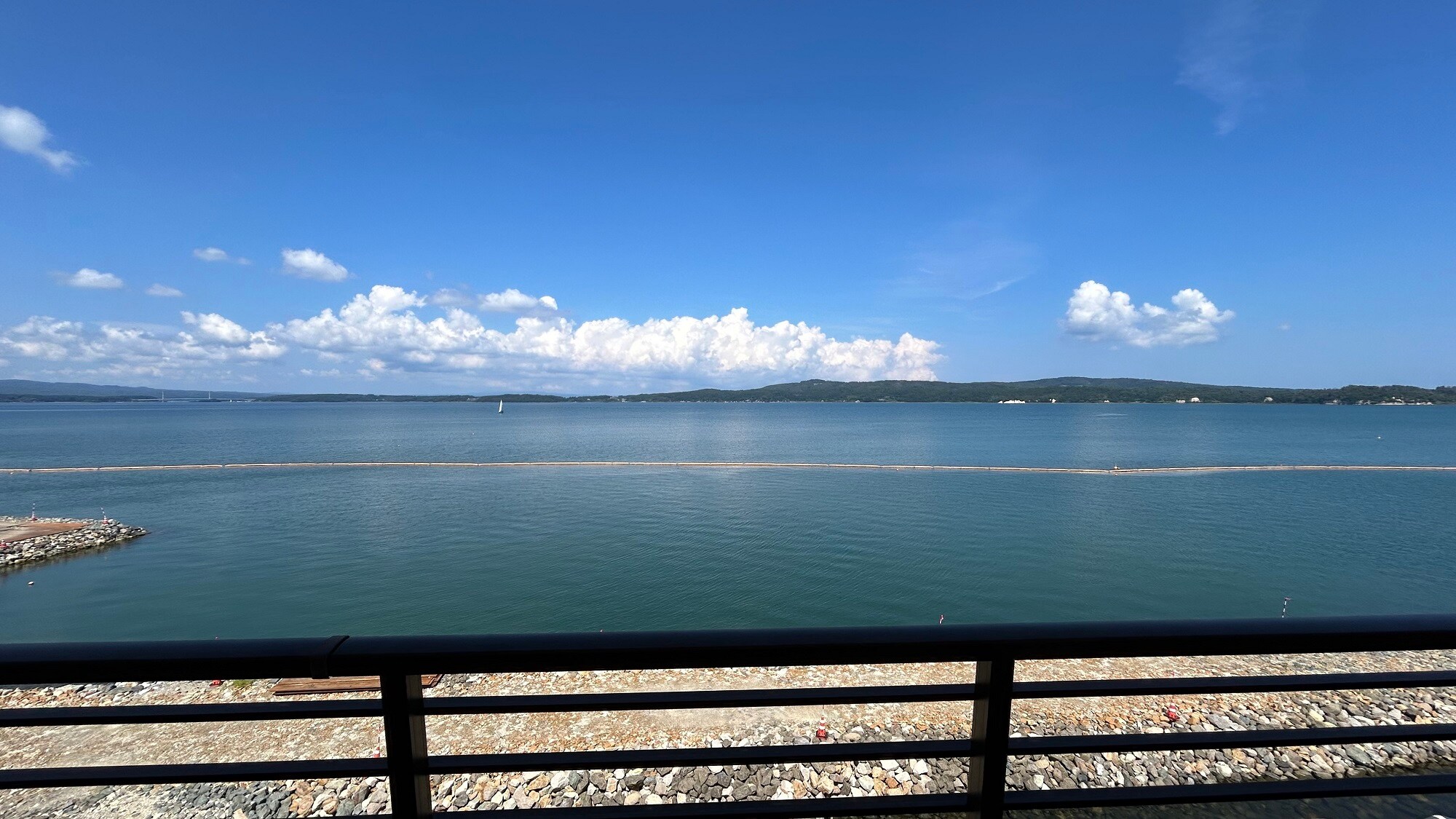 Cảnh biển (công trình bảo vệ bờ biển đang được tiến hành) nhìn từ phòng kiểu Nhật Yunokatei.