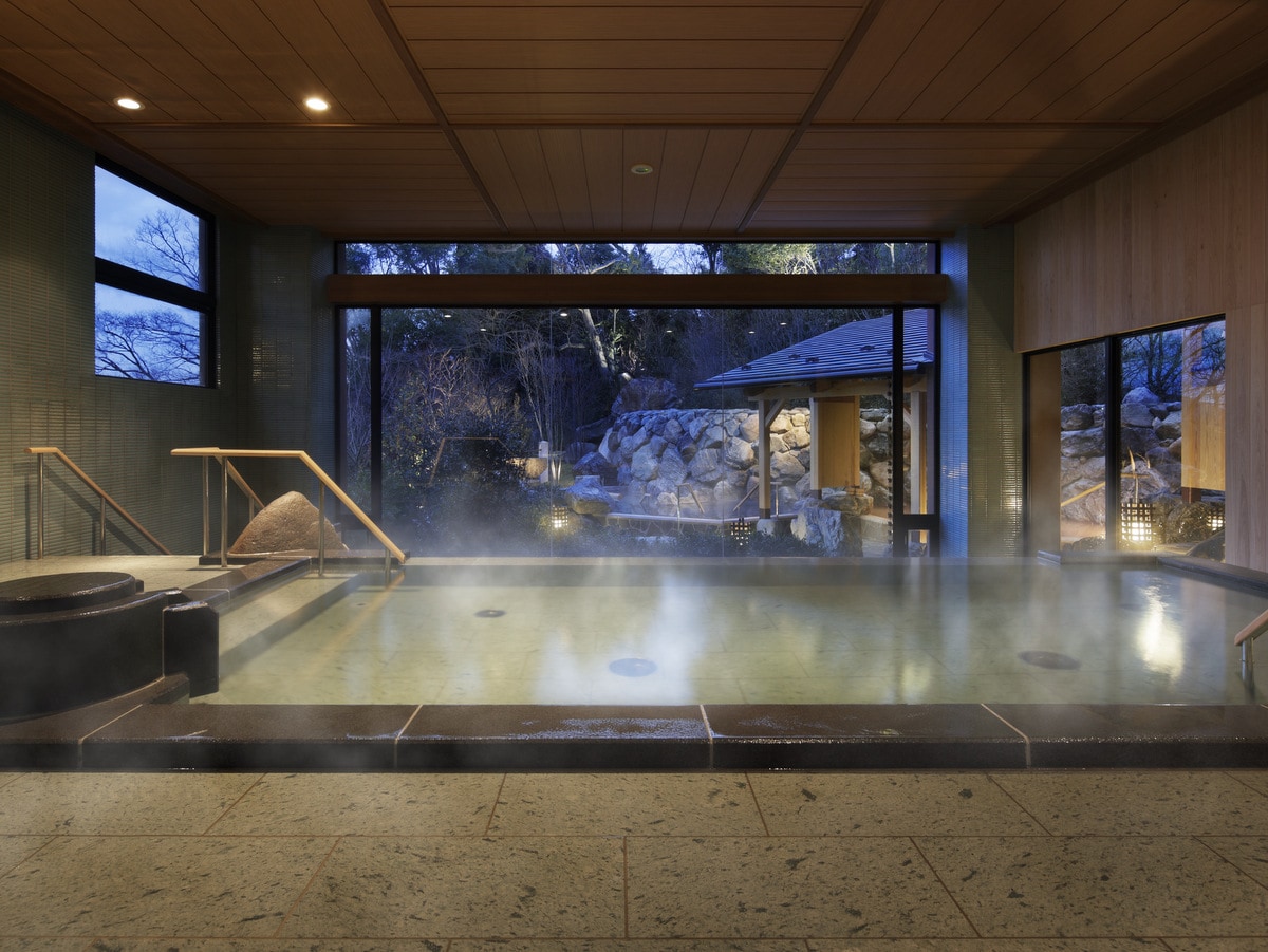 [季节性热水：丹丹热水] 放松和平静的石头室内浴池