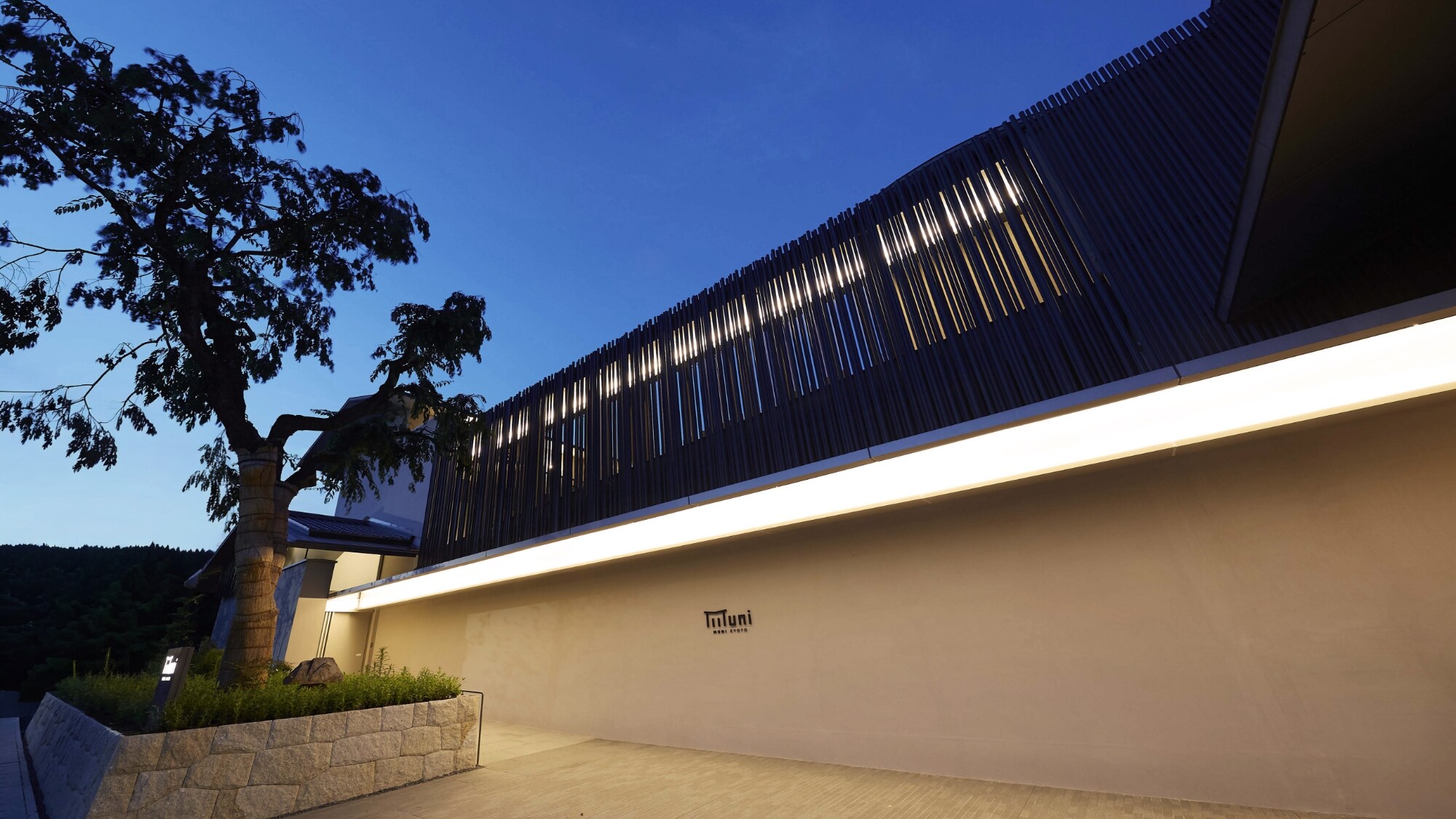 Bên ngoài khách sạn | Đêm