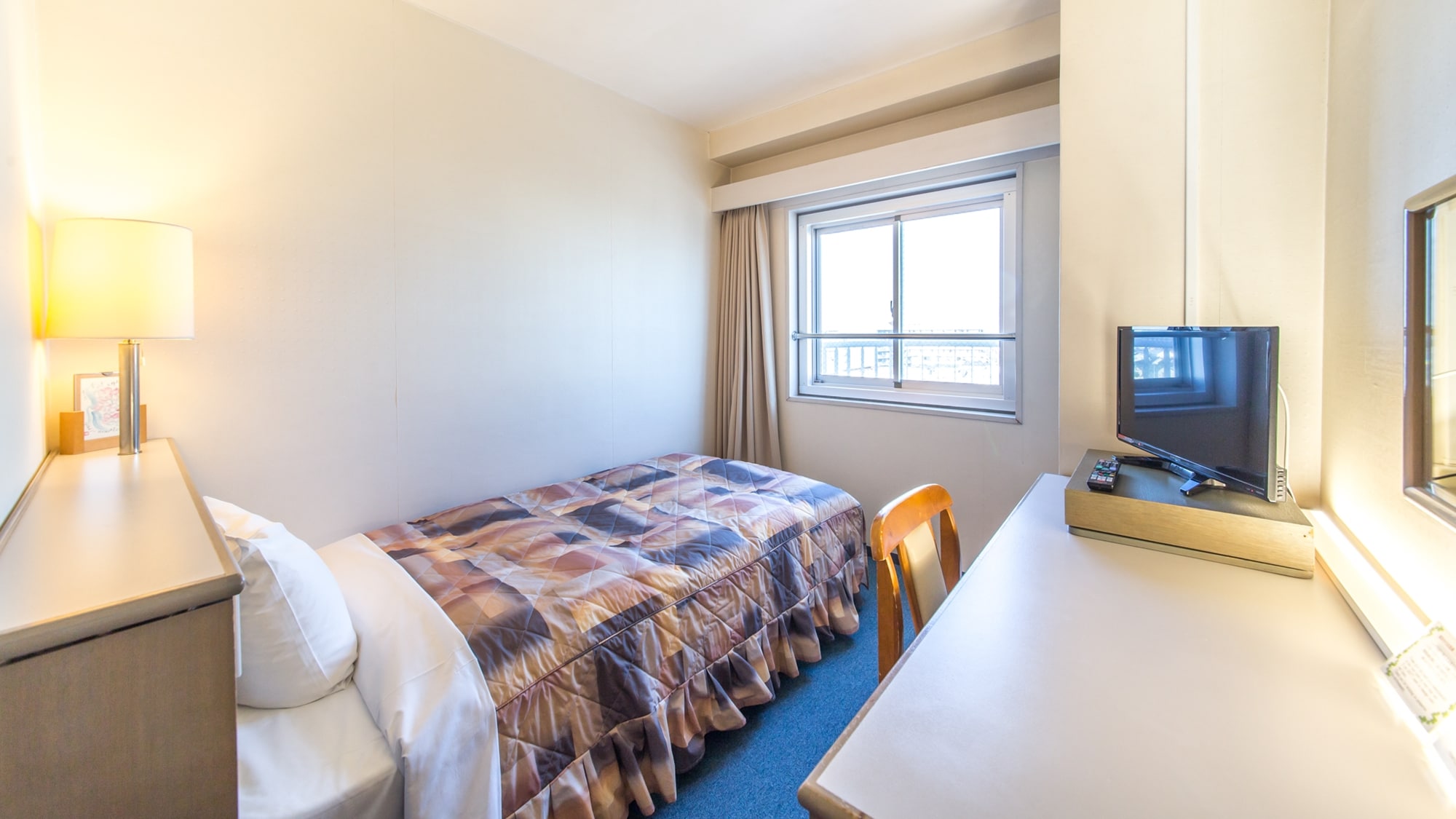 [Single room] The bed is a spring bed made by Osaka Nishikawa, which is designed to provide a comfortable sleep.
