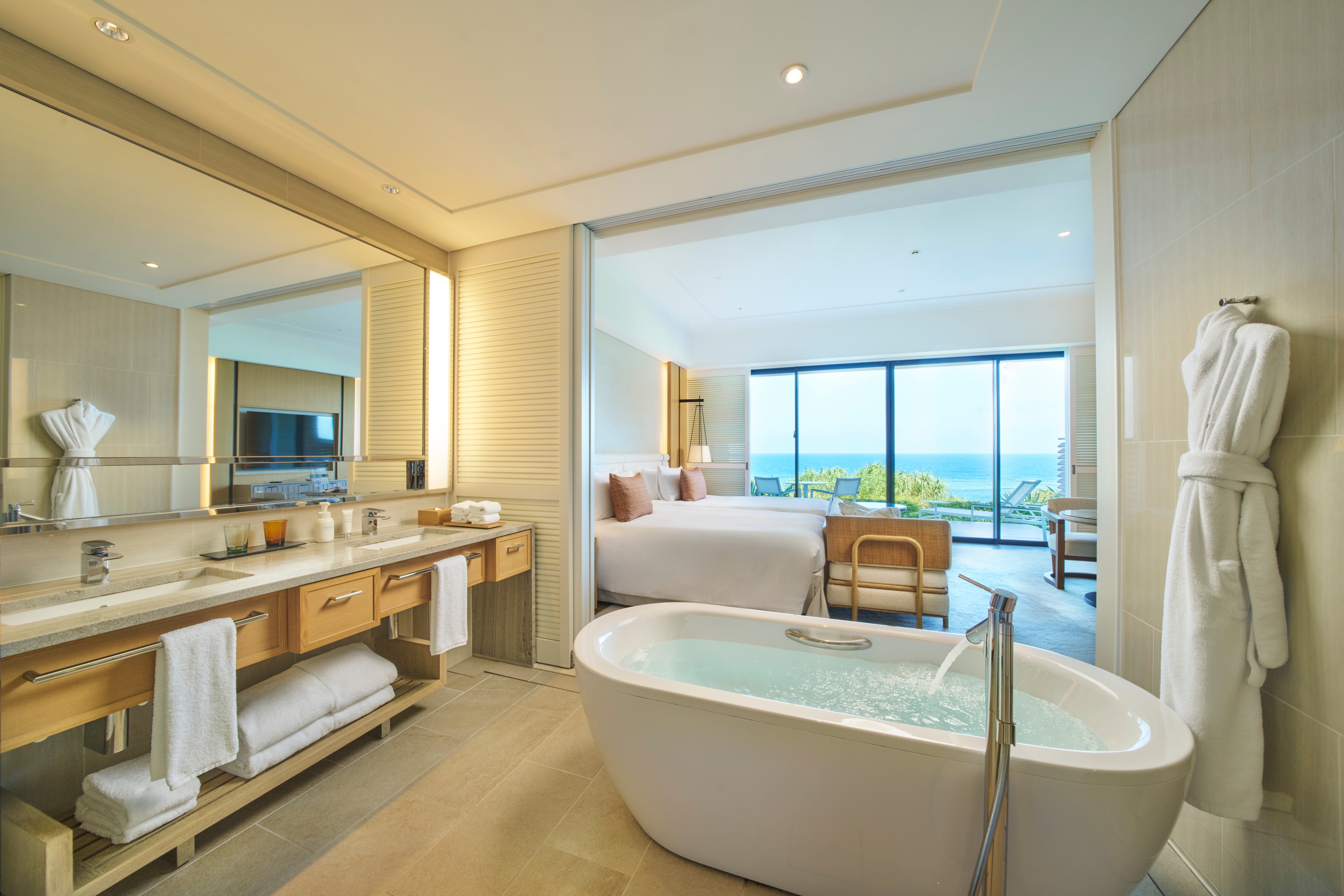 Deluxe Oceanfront Twin Room