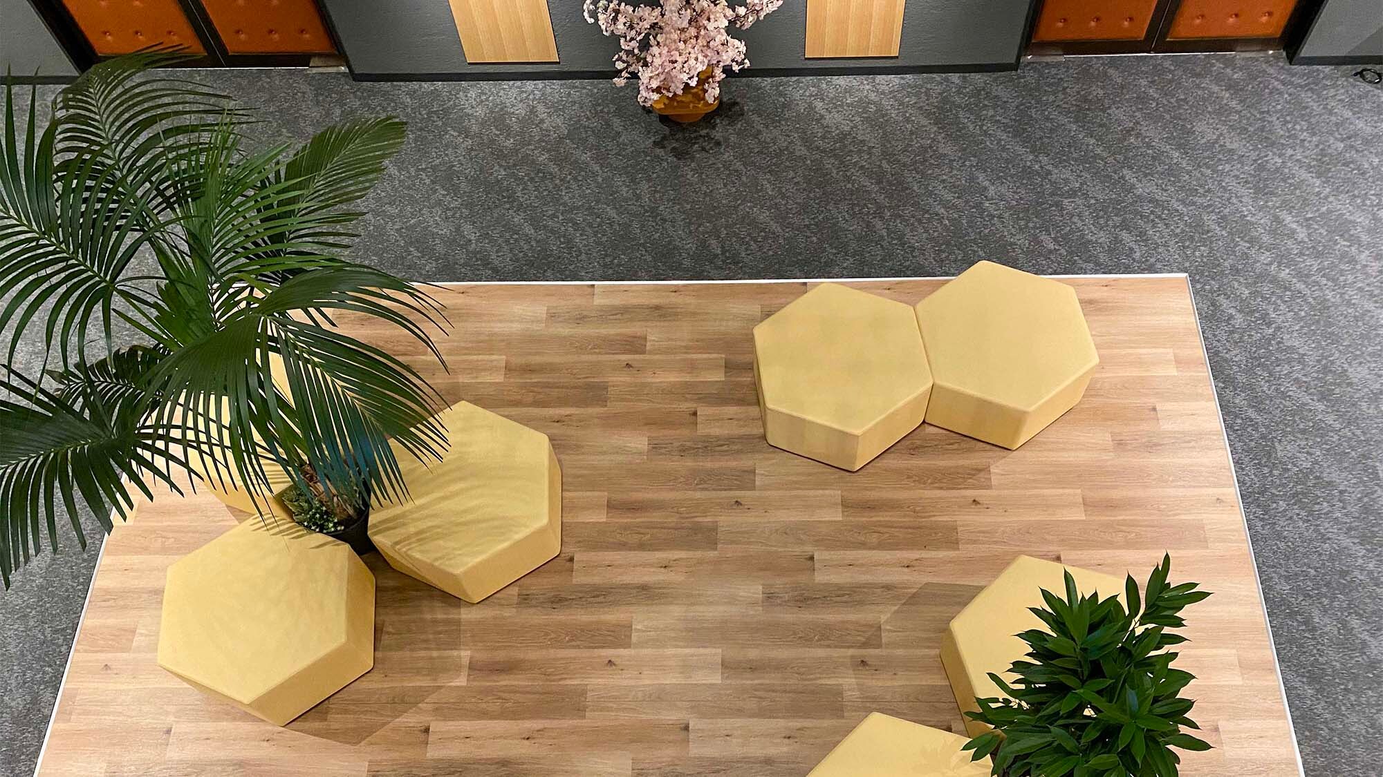 ・ <Lobby> The ceiling is high and the feeling of openness is outstanding.