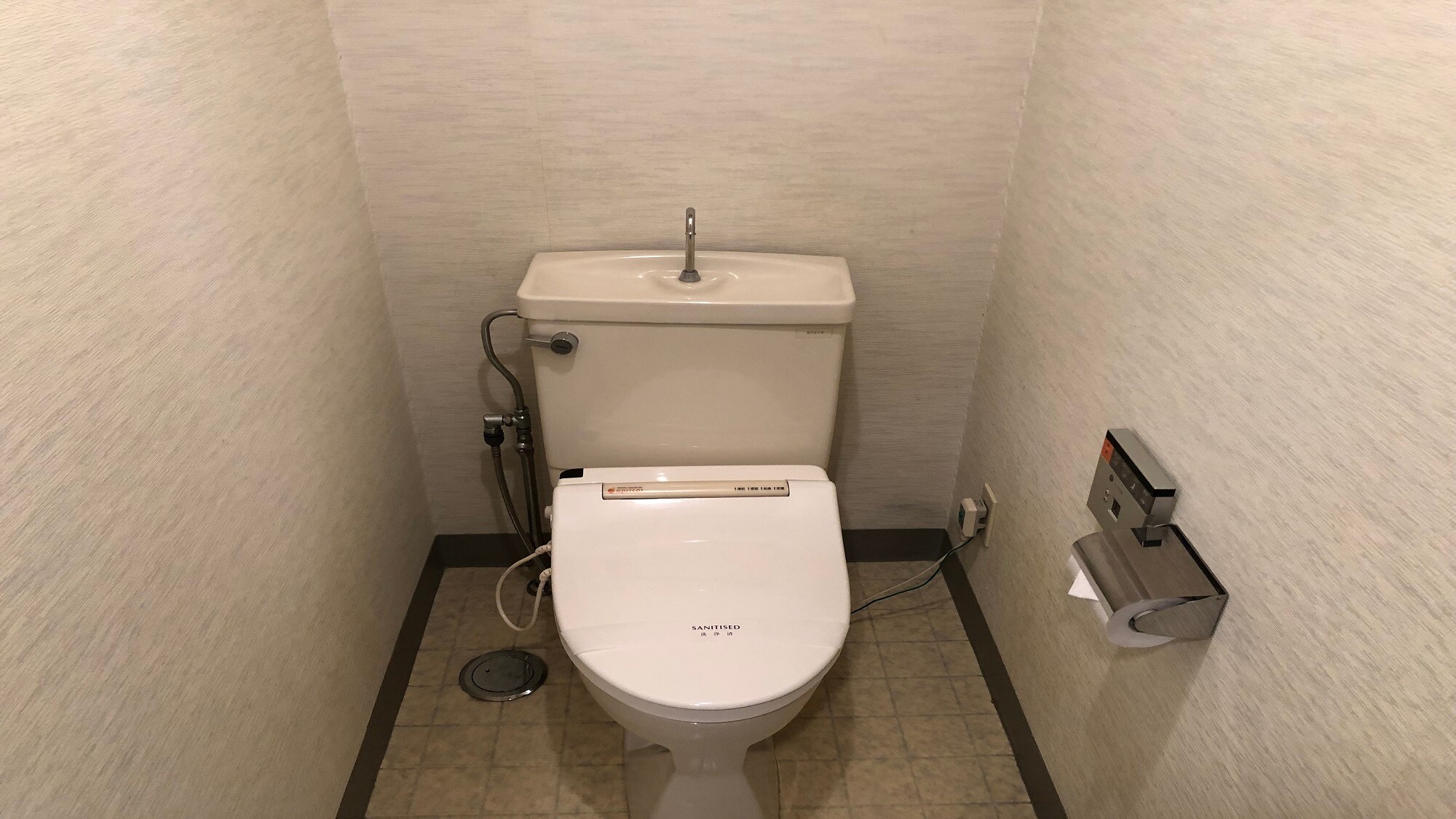 Guest room toilet (washlet)
