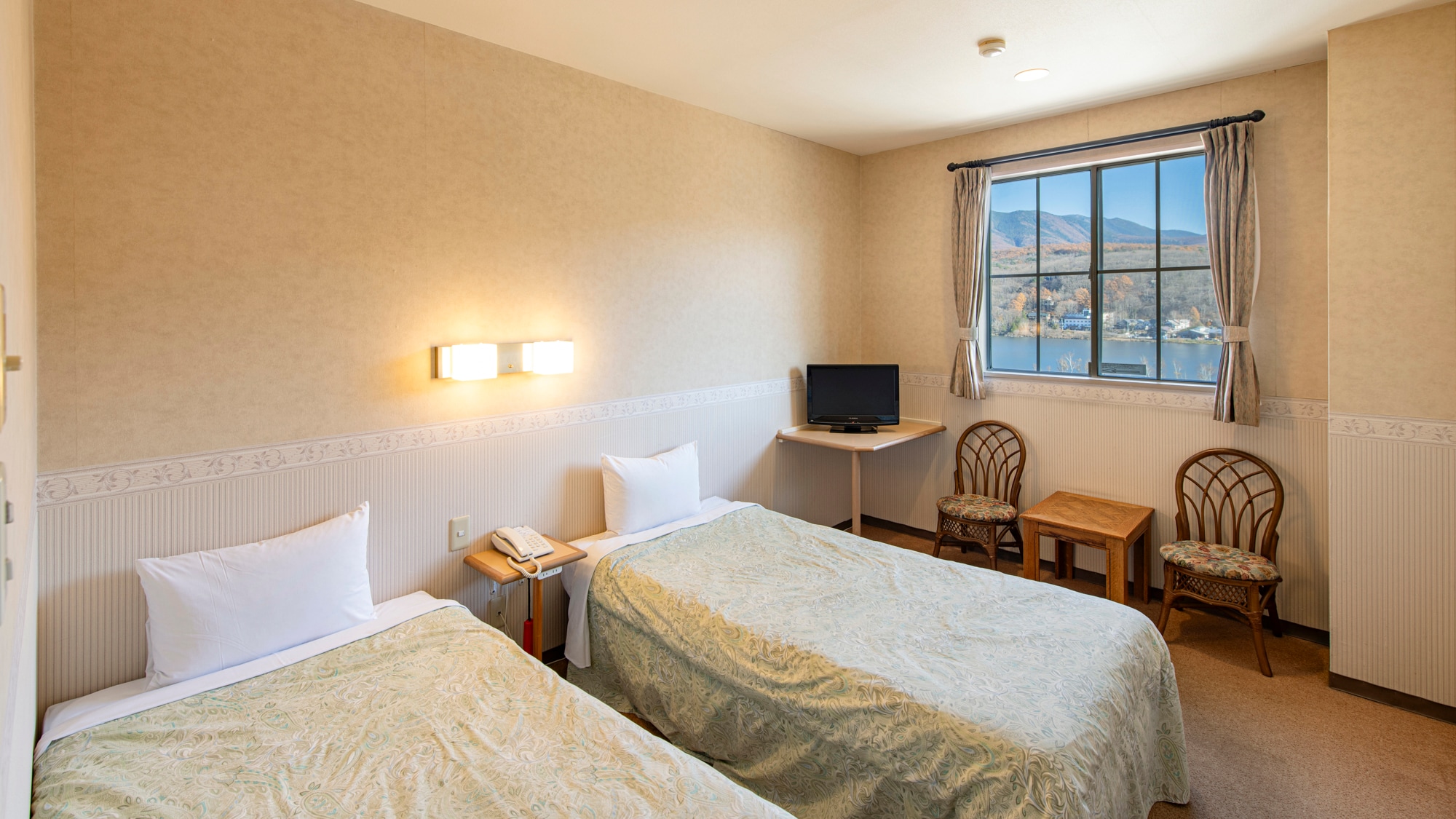 *Twin room: We have rooms with a view of Lake Shirakaba and rooms facing the mountains for a quiet stay.