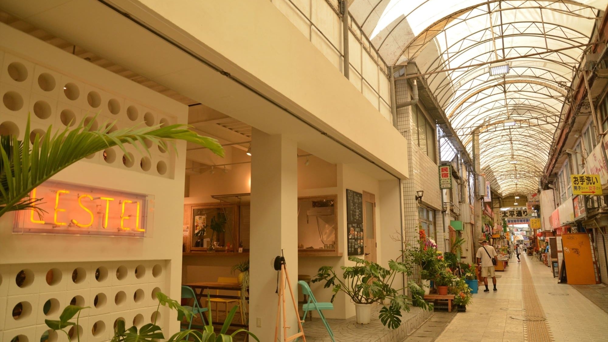 [Hotel appearance] It is a state of the shopping street seen from the hotel entrance