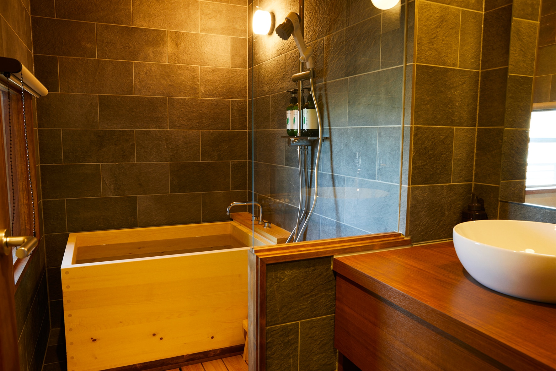 Japanese-style room with indoor hot spring bath "Nanten"