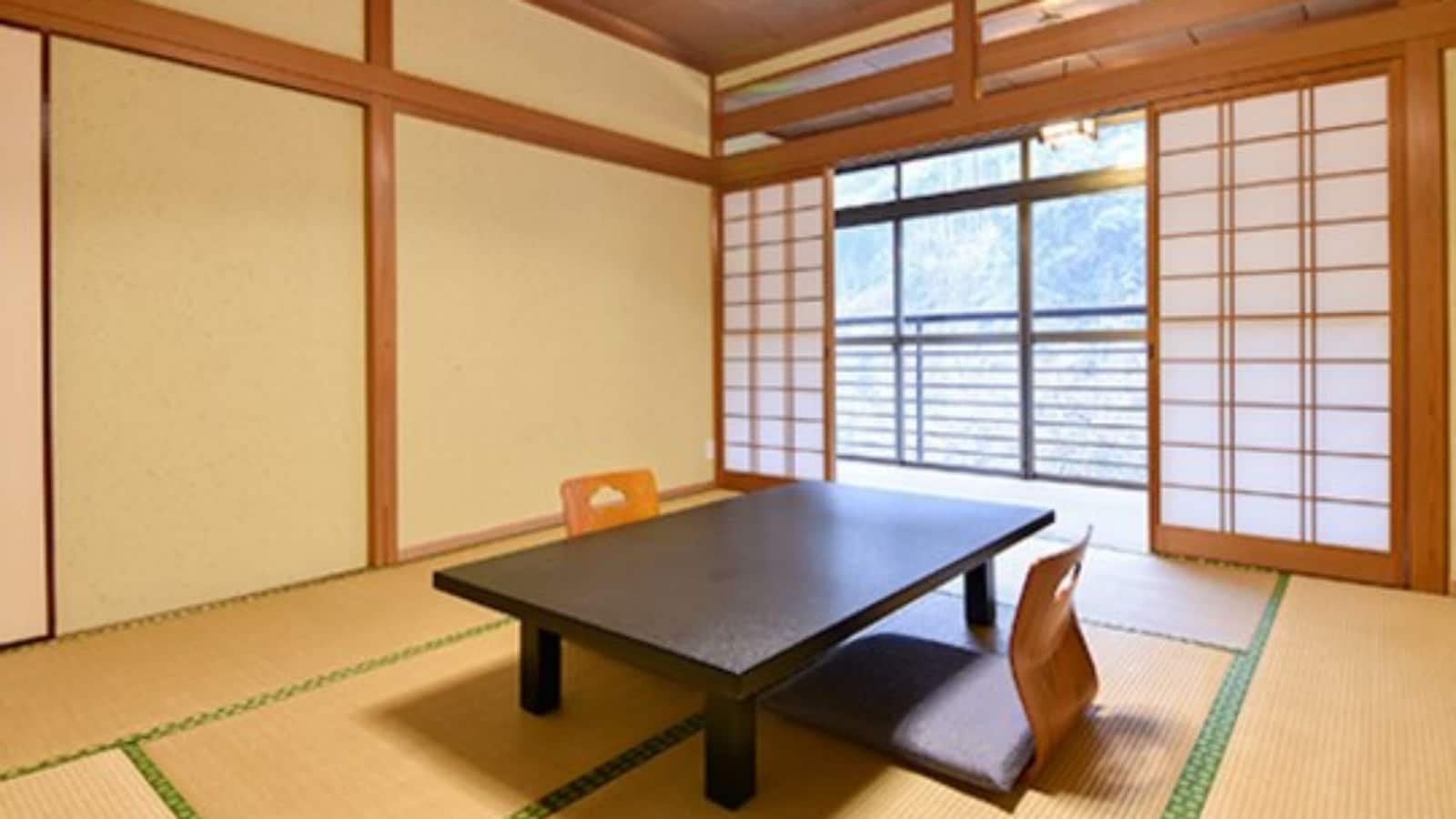 * [8 tatami Japanese-style room] Please relax in the Japanese-style room with the scent of wood.