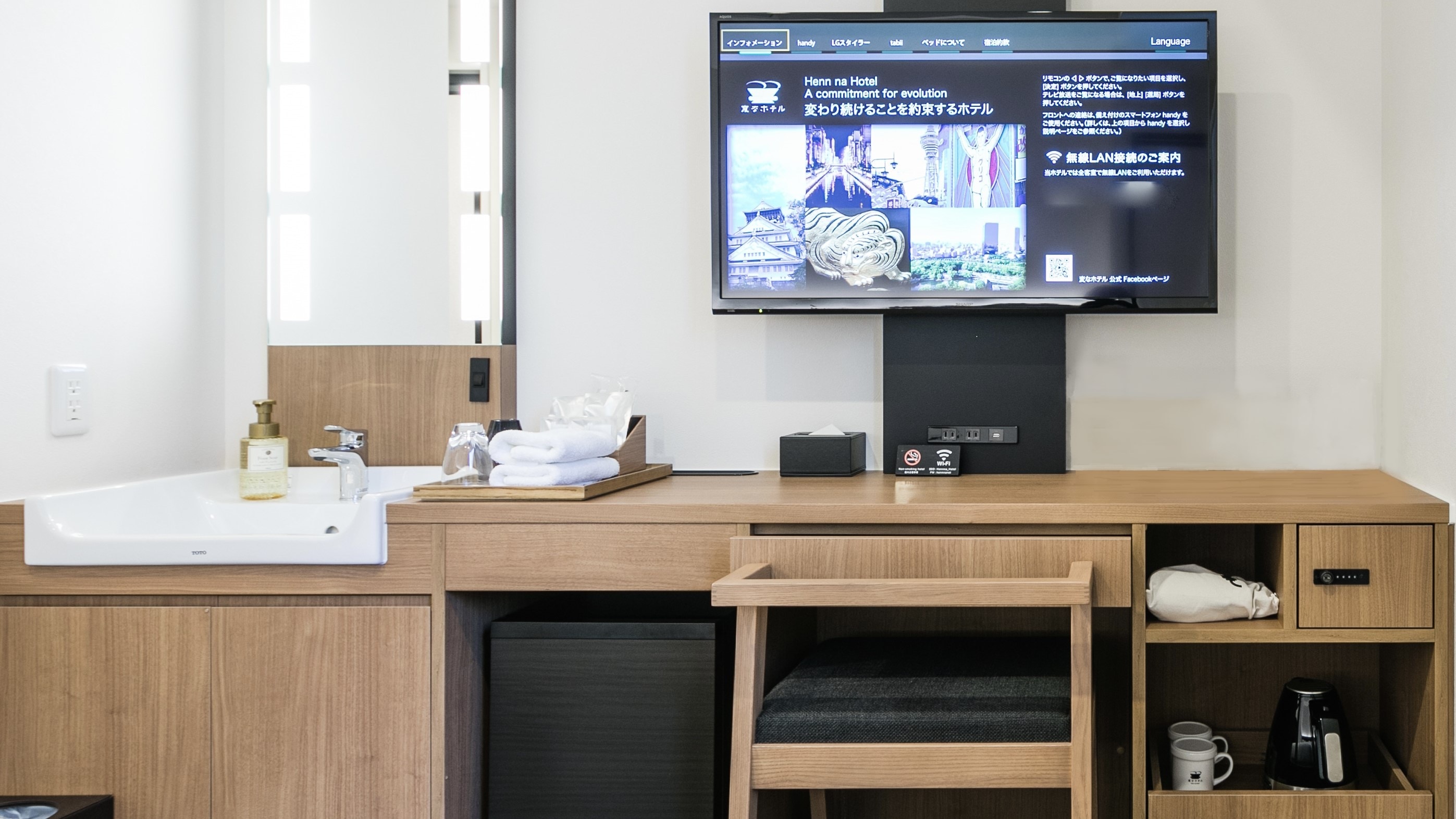 Semua kamar dilengkapi dengan meja dan TV 40 inci.