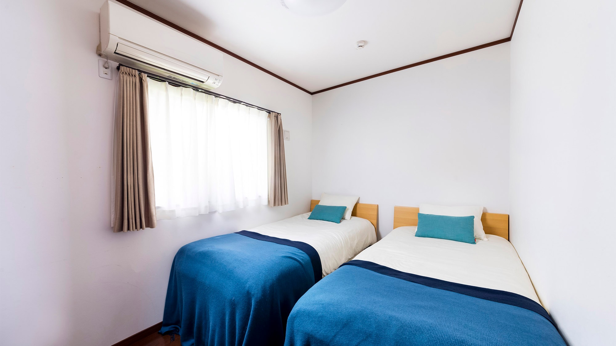 ・ [Bedroom] Equipped with 2 single beds. The windows are big and the morning sun is comfortable