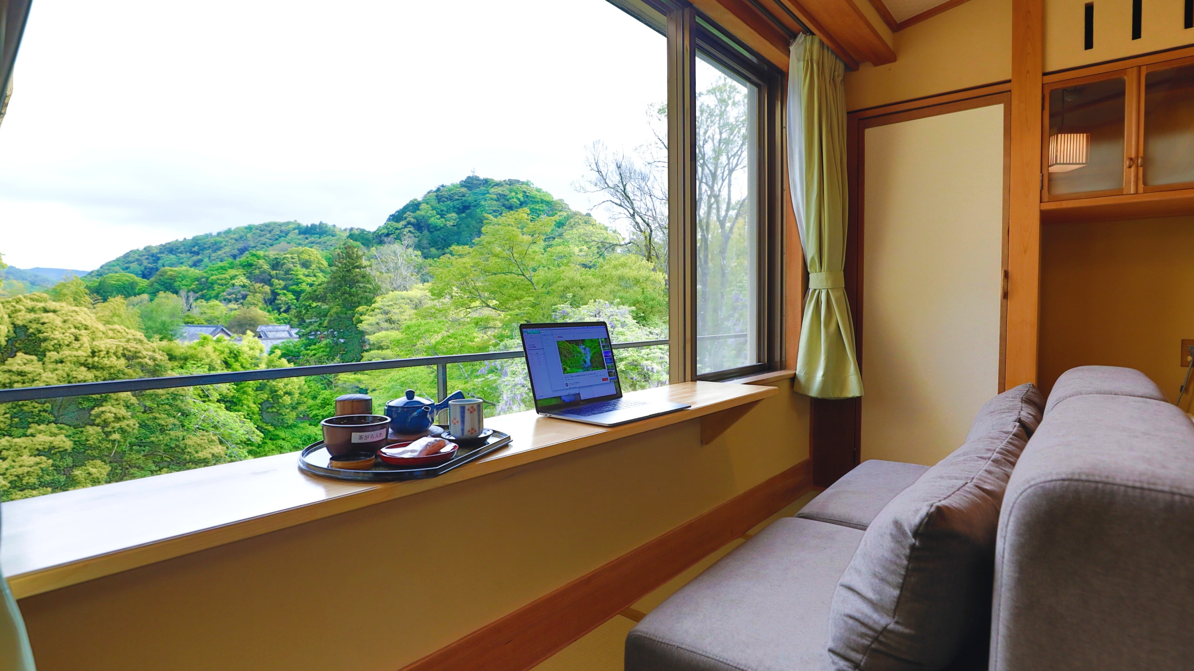 <General Japanese-style room + Twin Japanese-style bedroom> The greenery in front of you will heal you and your work will be surprisingly relaxing.