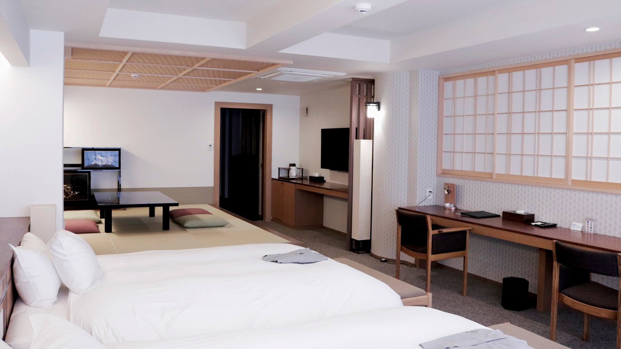 * [Sweet] Please relax in your room while looking at the lacquer furnishings.