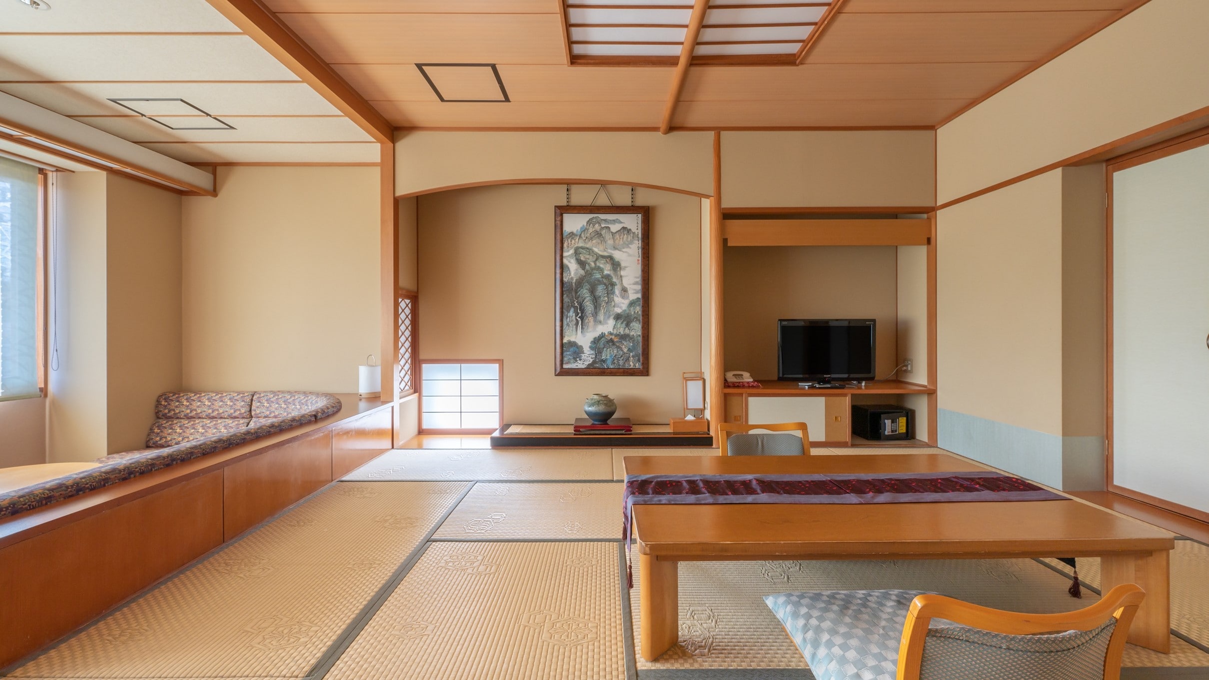 2.3F Japanese-style room with Mt. Fuji observation bath 12 tatami mats + wide-rimmed sofa [Deluxe]