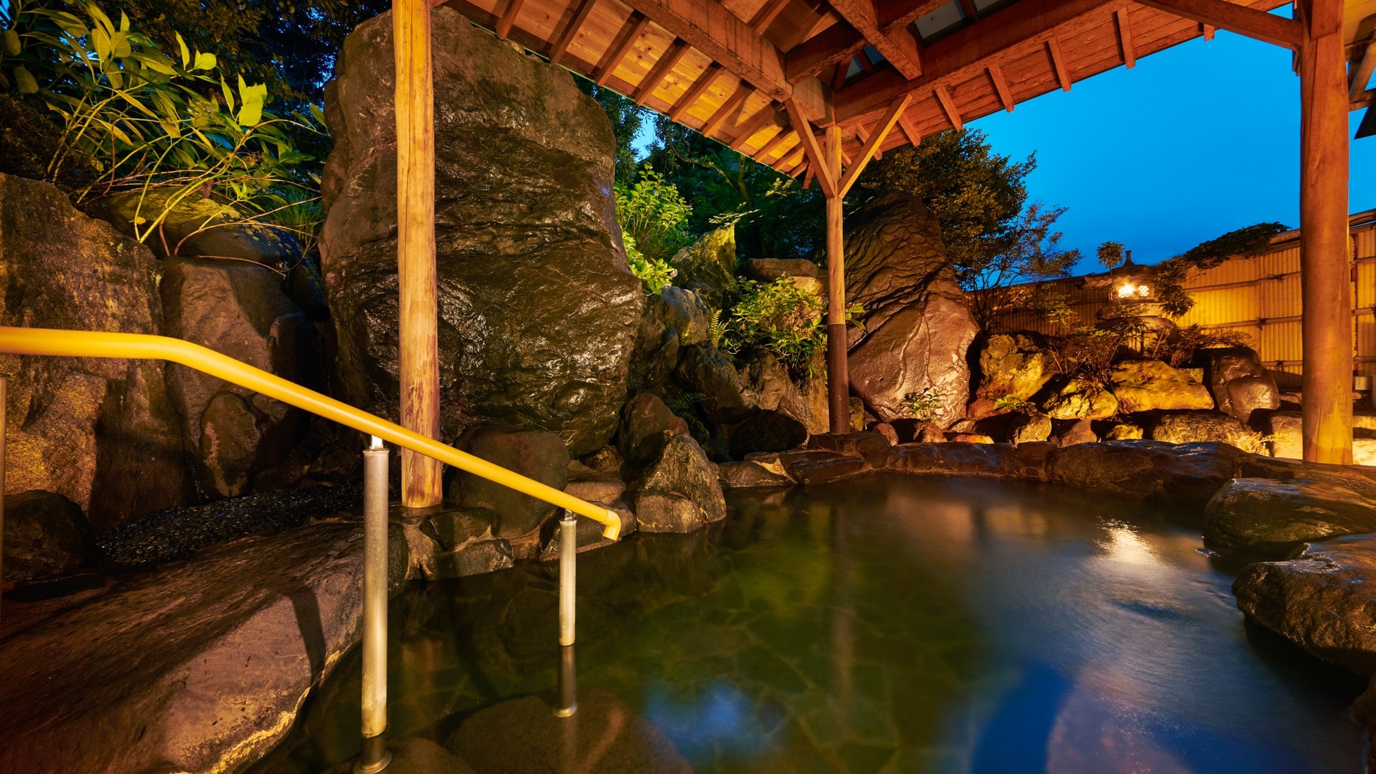 ■Higashi Men's Bath (Evening Open-air Bath)■
