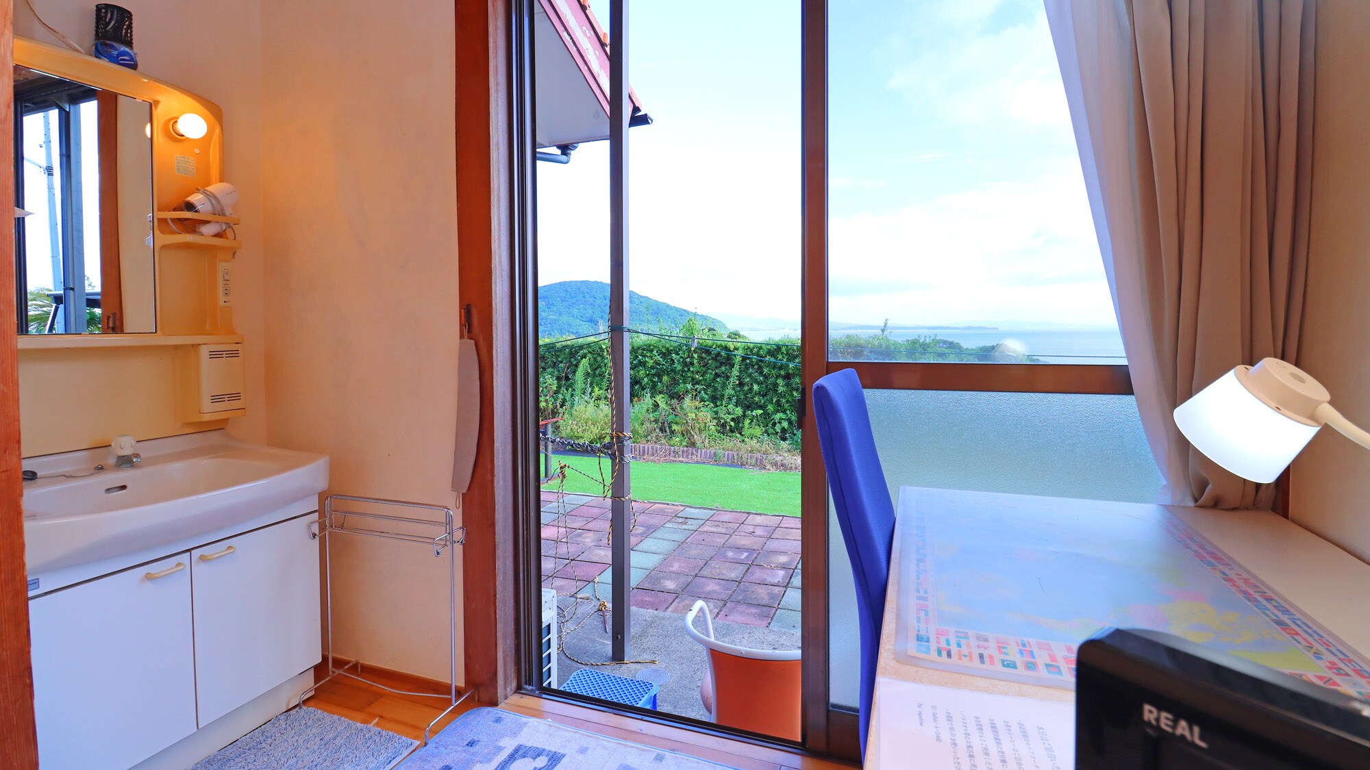 [Single room] Work or do other tasks at the desk while looking out at the outside♪
