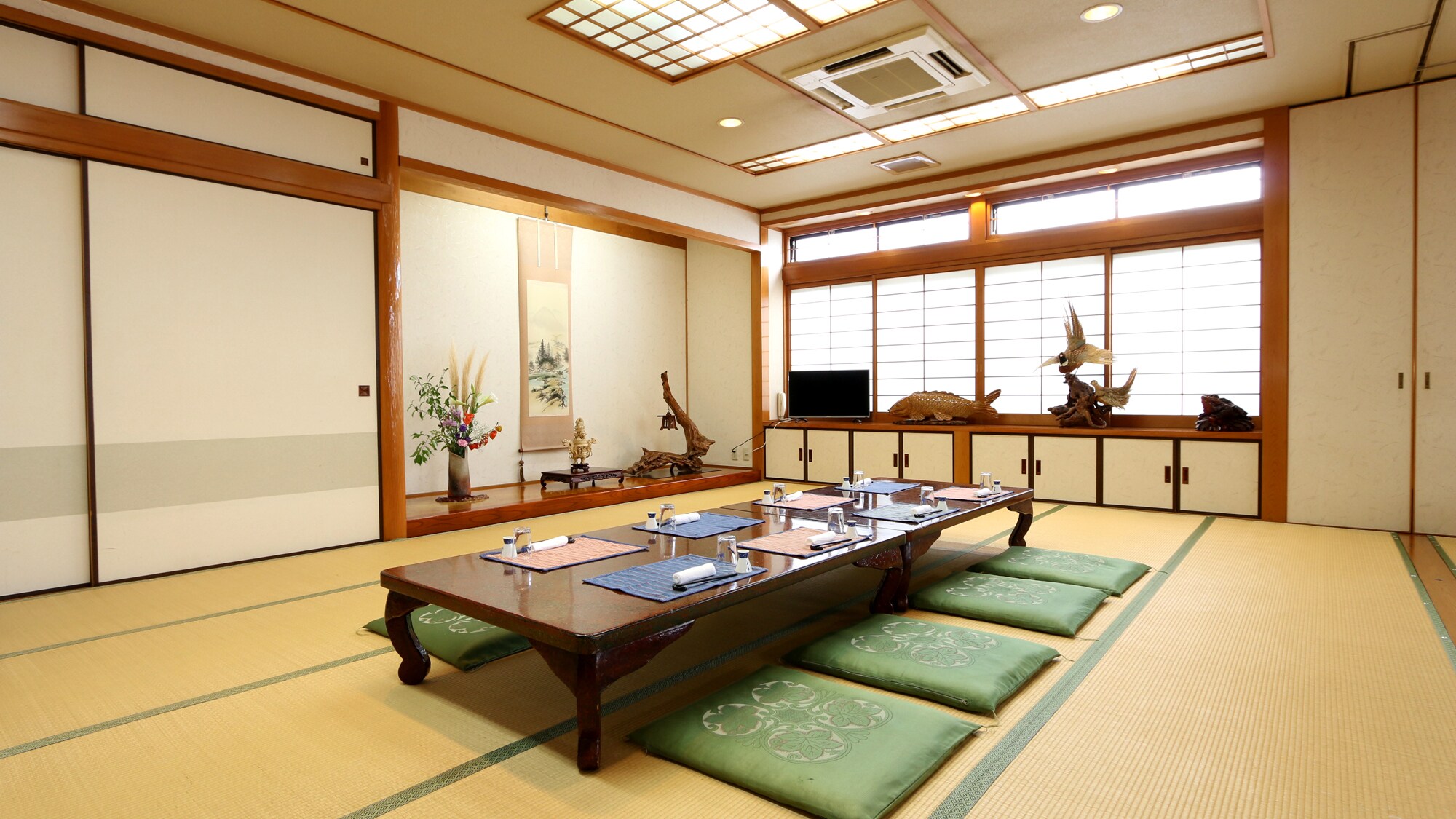 The large hall is also available for banquets for a variety of purposes.