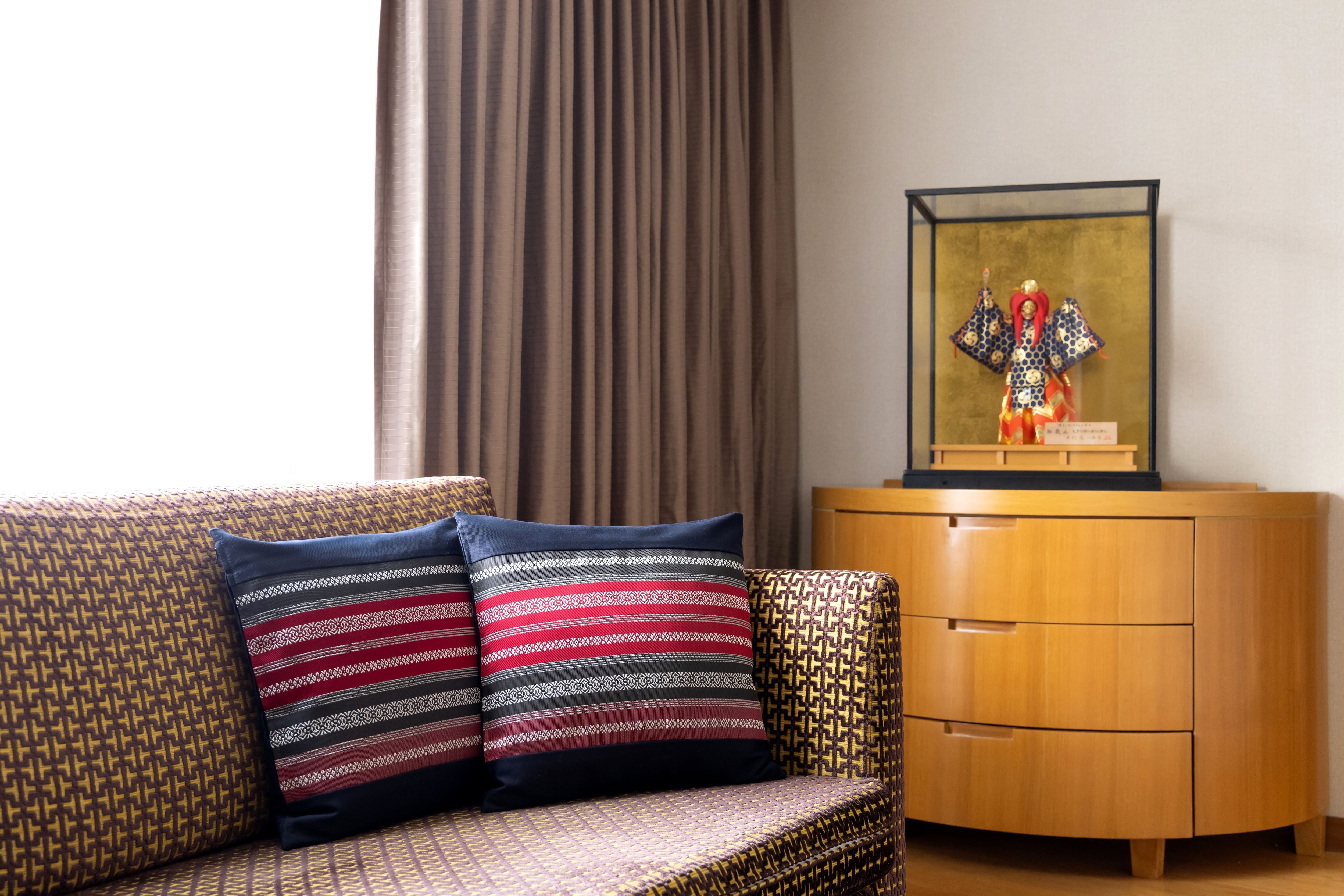 "Hakata-ori" sofa cushion and "Hakata doll" (Traditional Crafts Room)