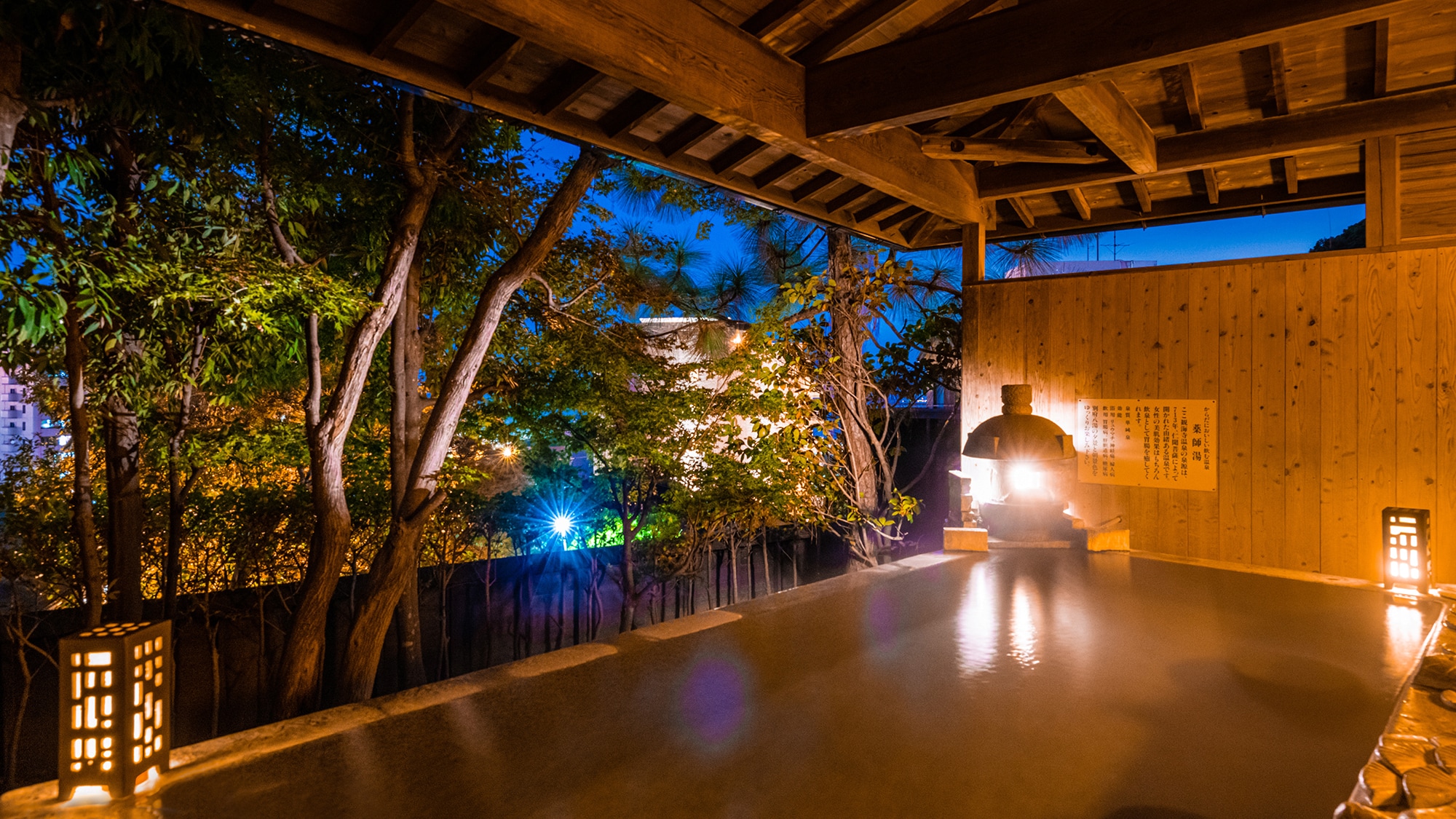 Private open-air bath. The spacious bathtub that is hollowed out from a huge monolith is one of the largest in Japan!