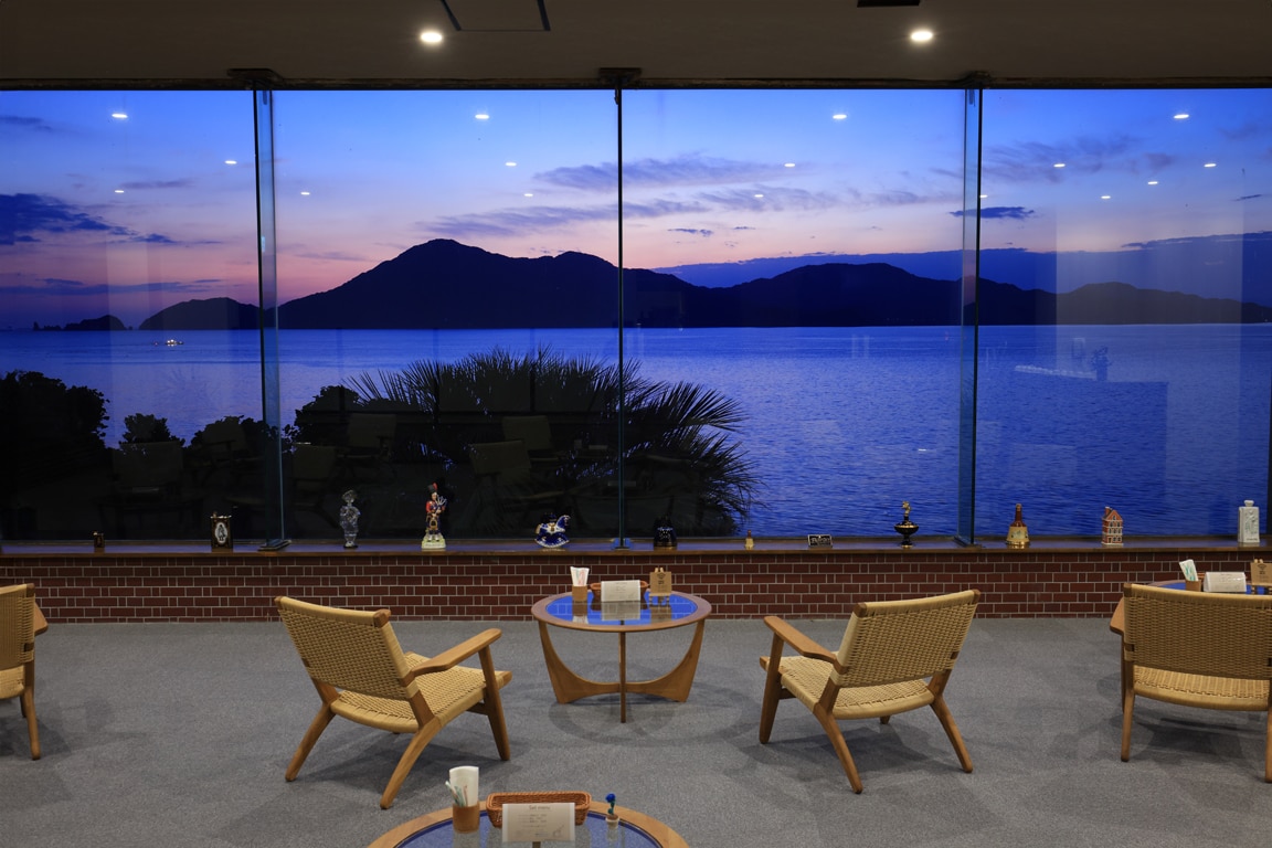 【海景休息室】夜晚，休息室里一片静谧。