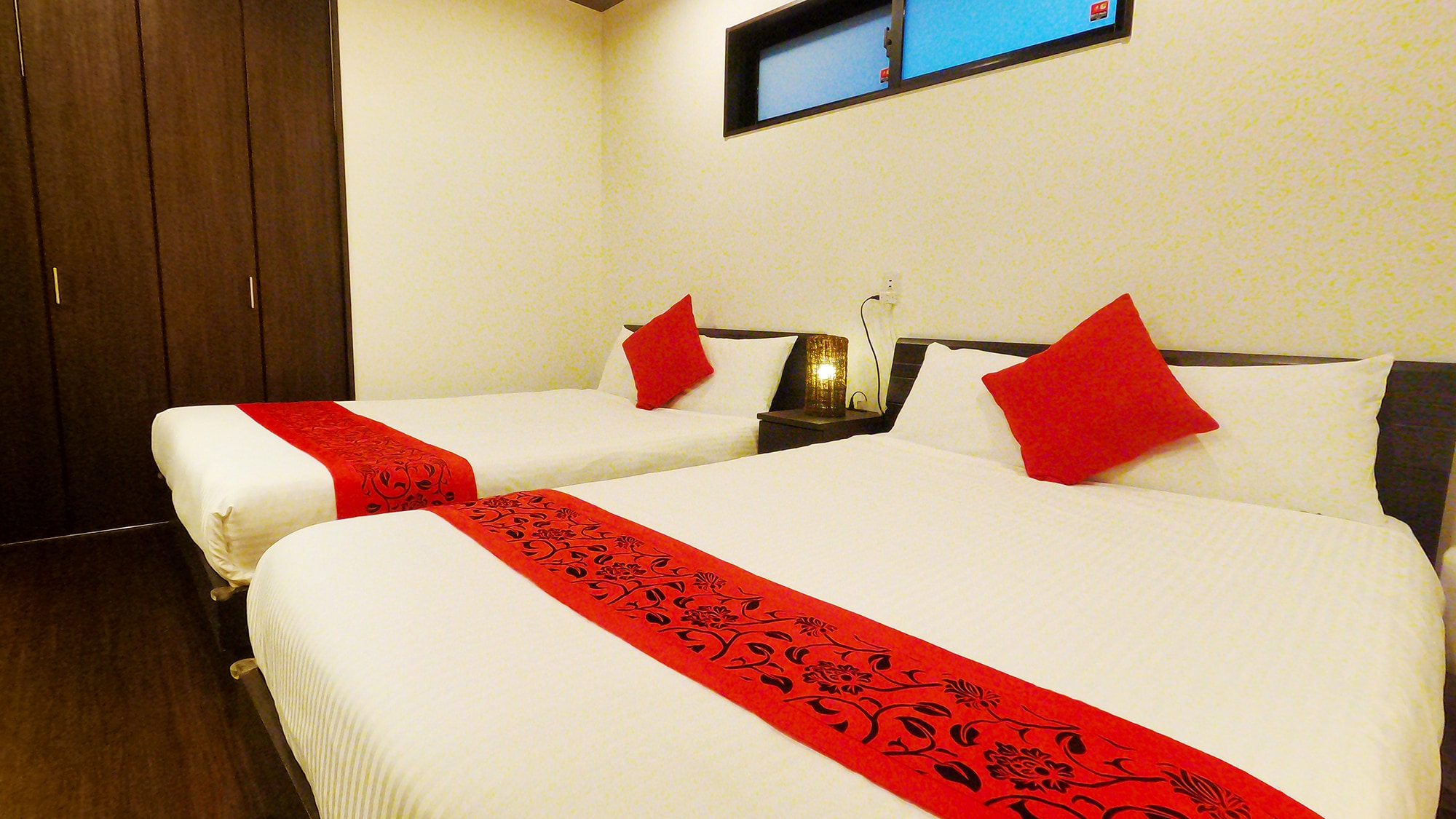 [Deluxe] The passionate red stands out against the clean, pure white sheets. A playful design.