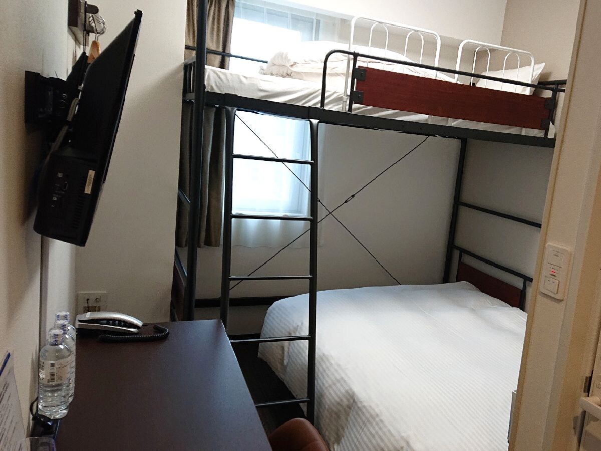 格蘭智選飯店熊谷站前閣樓雙床房 —— 樓上的房間也是席夢思。