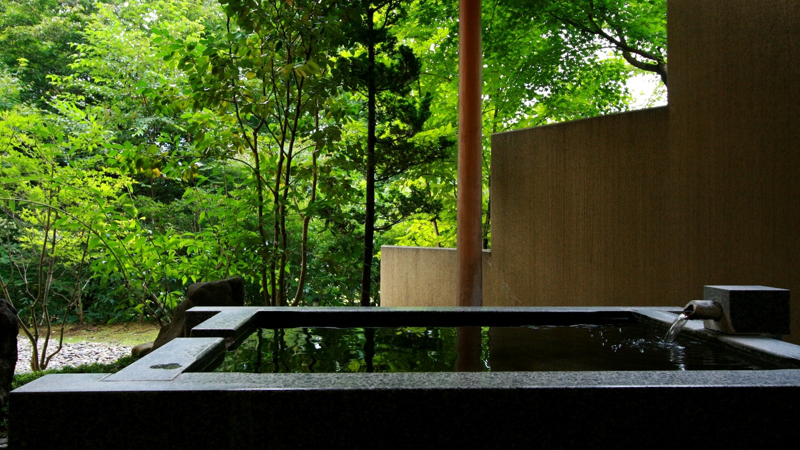 Fujisueha's guest room open-air bath