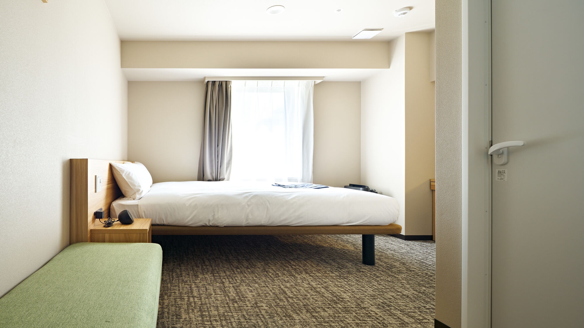 Corner semi-double room (double bed)