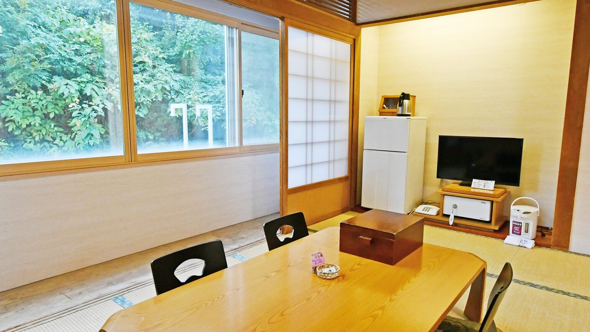 [Spacious Japanese-style room Nagisa] The spaciousness of 14 tatami mats makes it ideal for families or group trips.