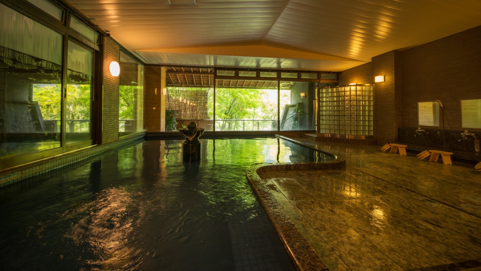 Large communal bath (for women) [Daytime image]