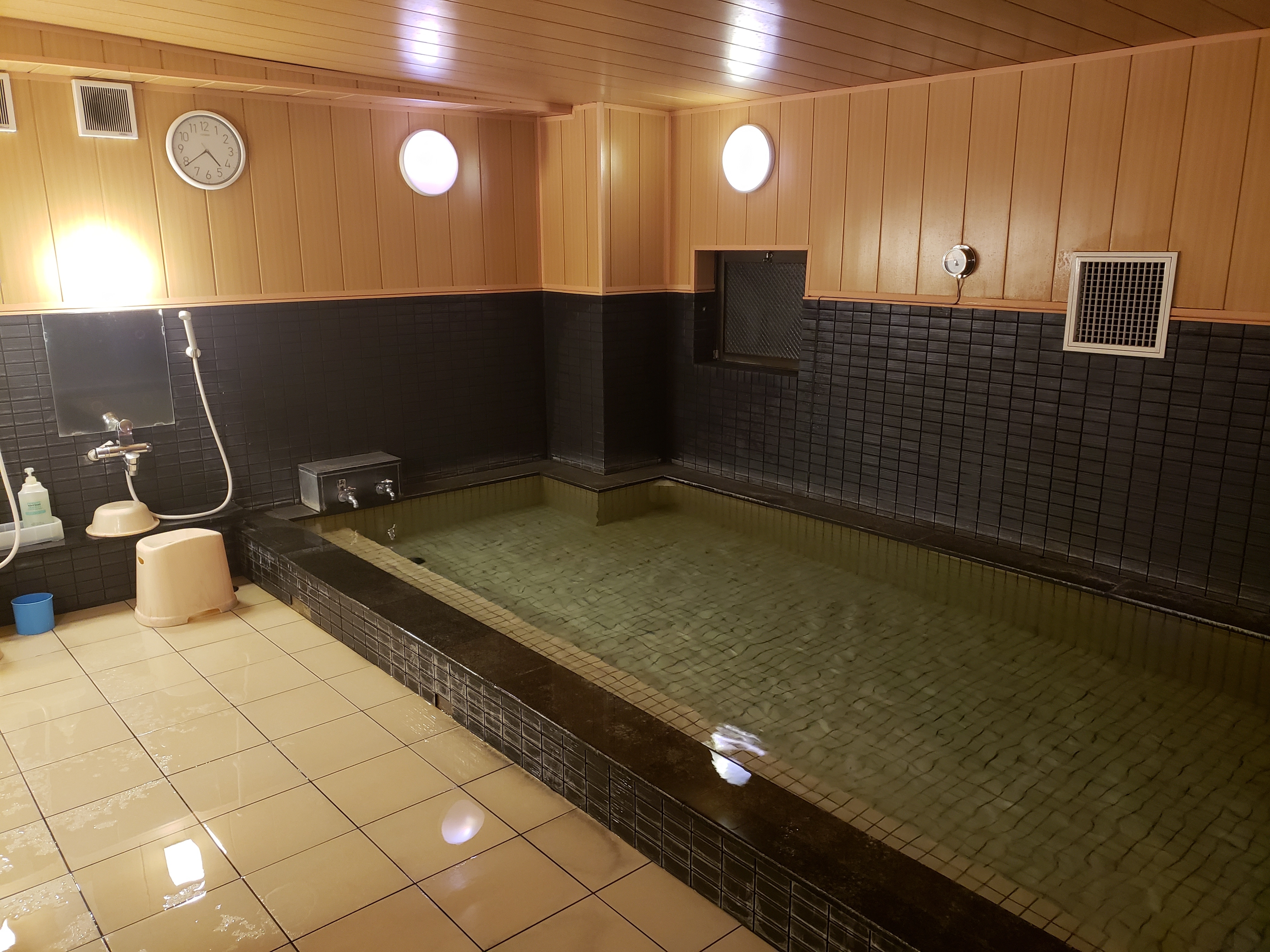 Large public bath: Please soothe your tiredness from work or travel in the large public bath. There is also a sauna and a cold bath.