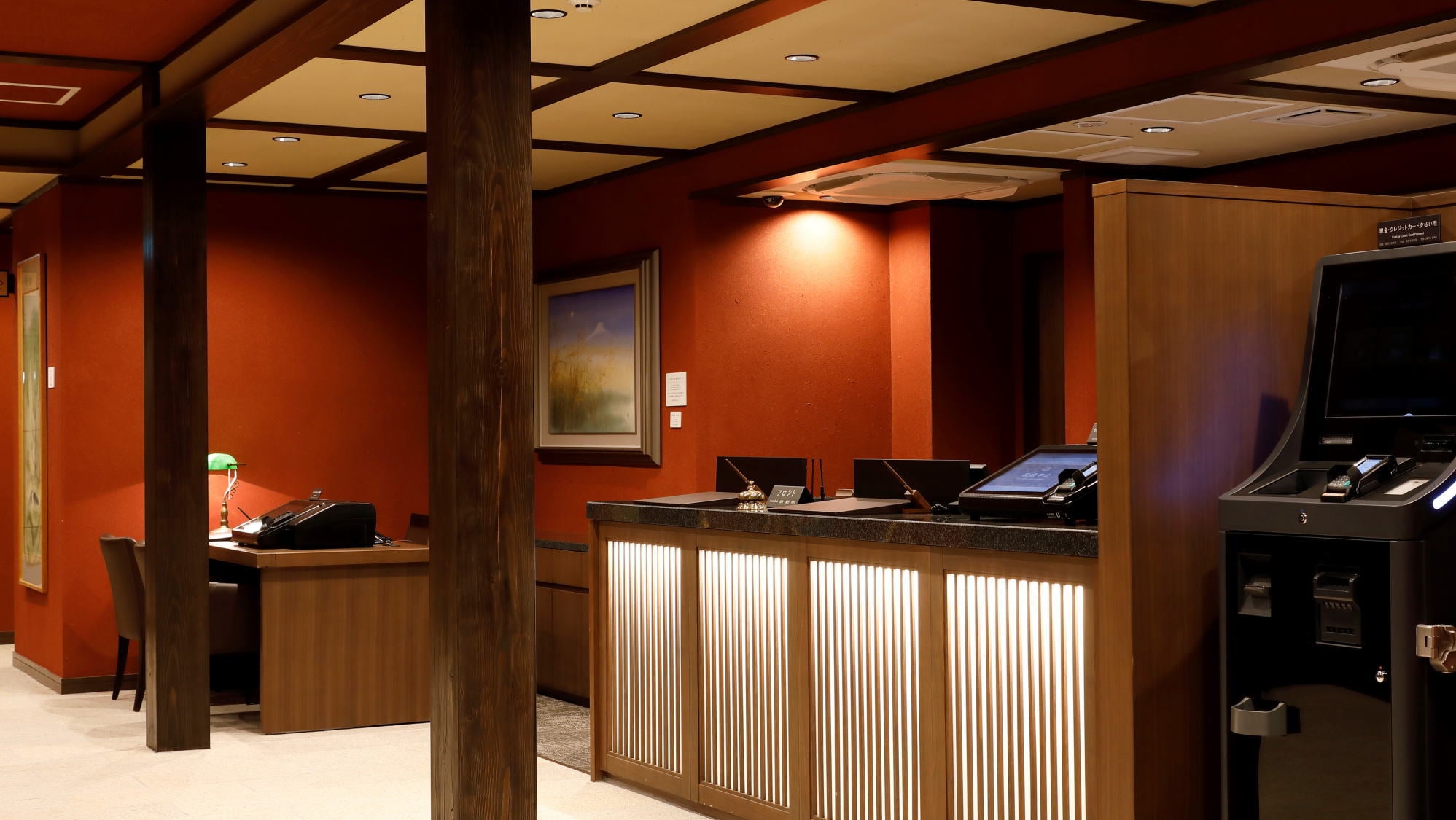 [Front desk] A charming hotel with a cypress construction in an elegant garden where you can come into contact with nature.