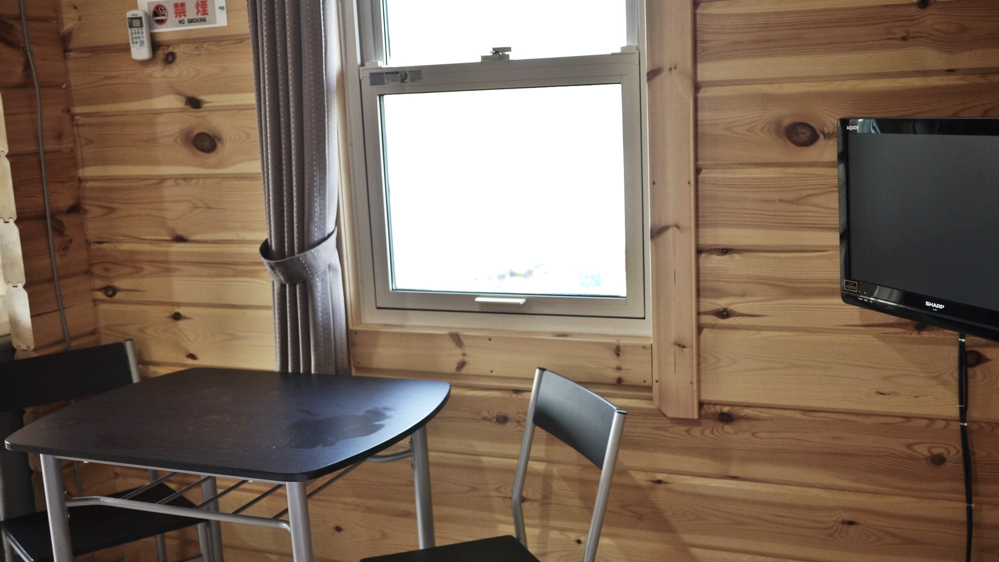※小屋内/在窗边聊天很开心♪小屋内禁止吸烟。