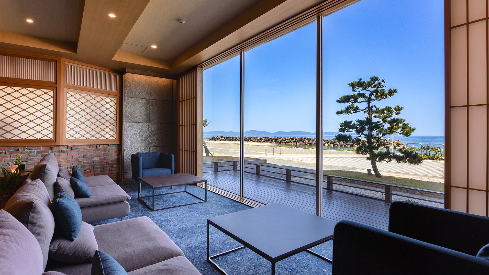 *[Sảnh] Ghế sofa được bố trí thoải mái. Bạn có thể nhìn thấy biển từ các cửa sổ lớn.