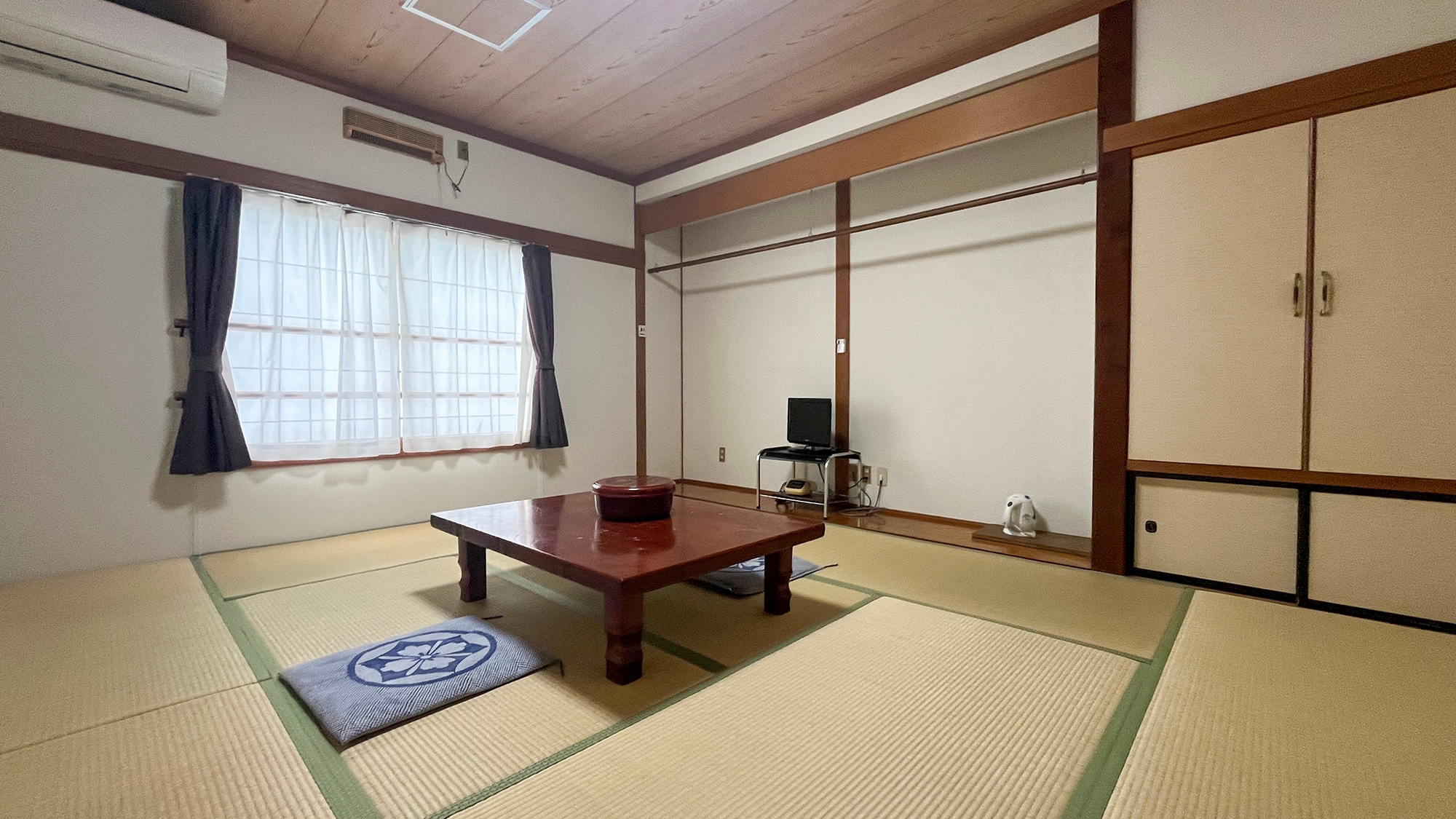 #Japanese-style room The tatami room is a relaxing Japanese space.